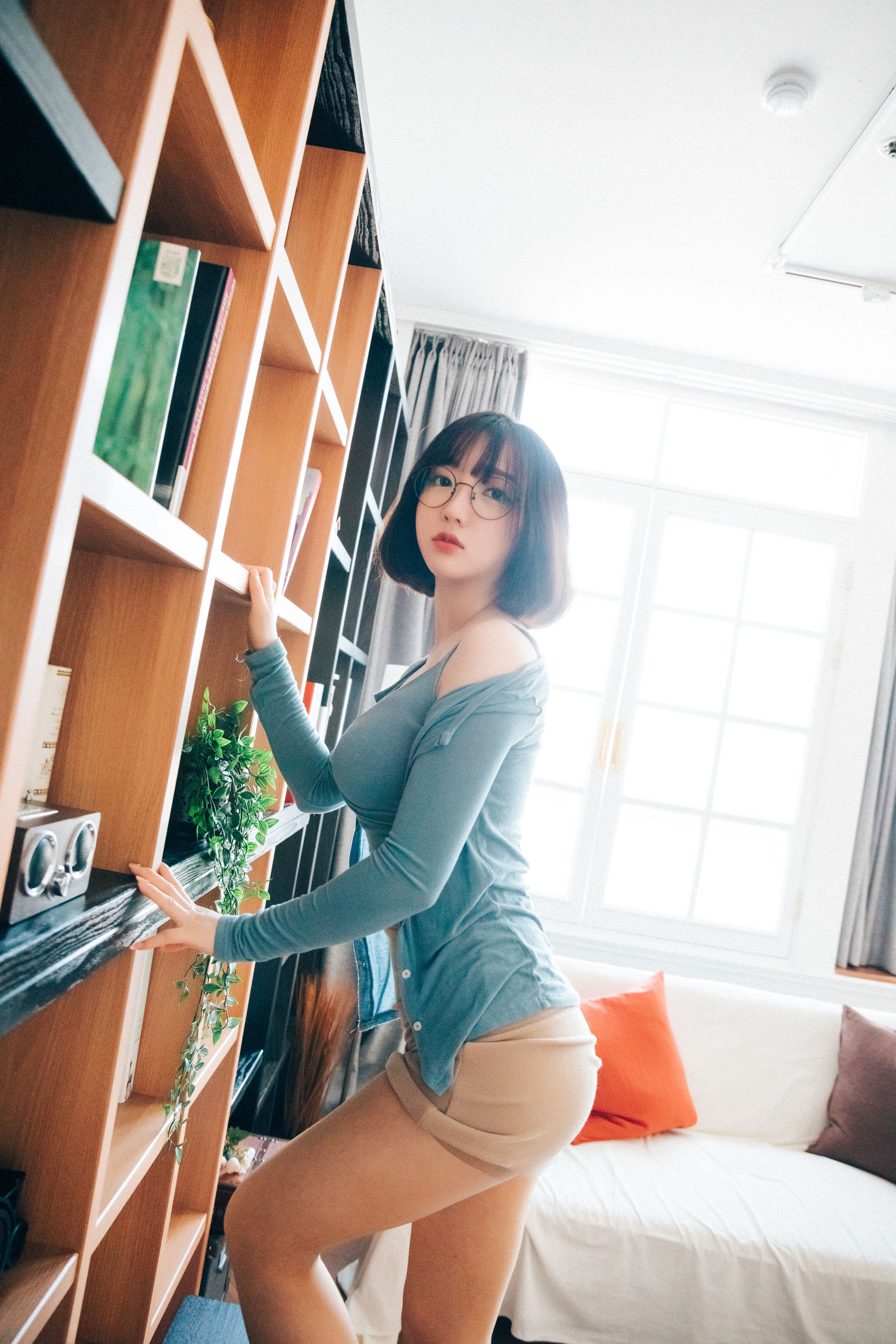 [LOOZY] Yeeun – Librarian Girl [82P] - 秀人网免费无水印在线套图写真