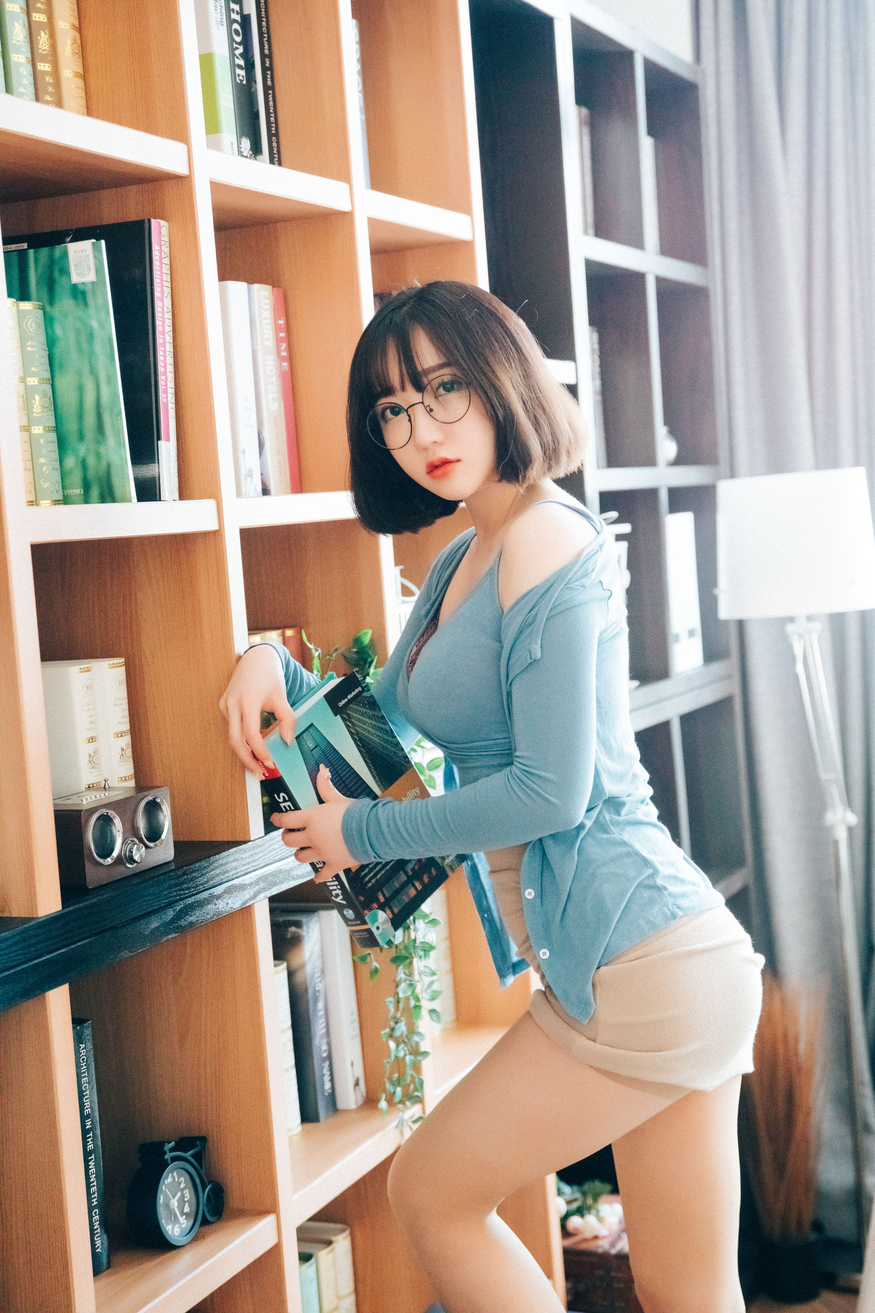 [LOOZY] Yeeun – Librarian Girl [82P] - 秀人网免费无水印在线套图写真