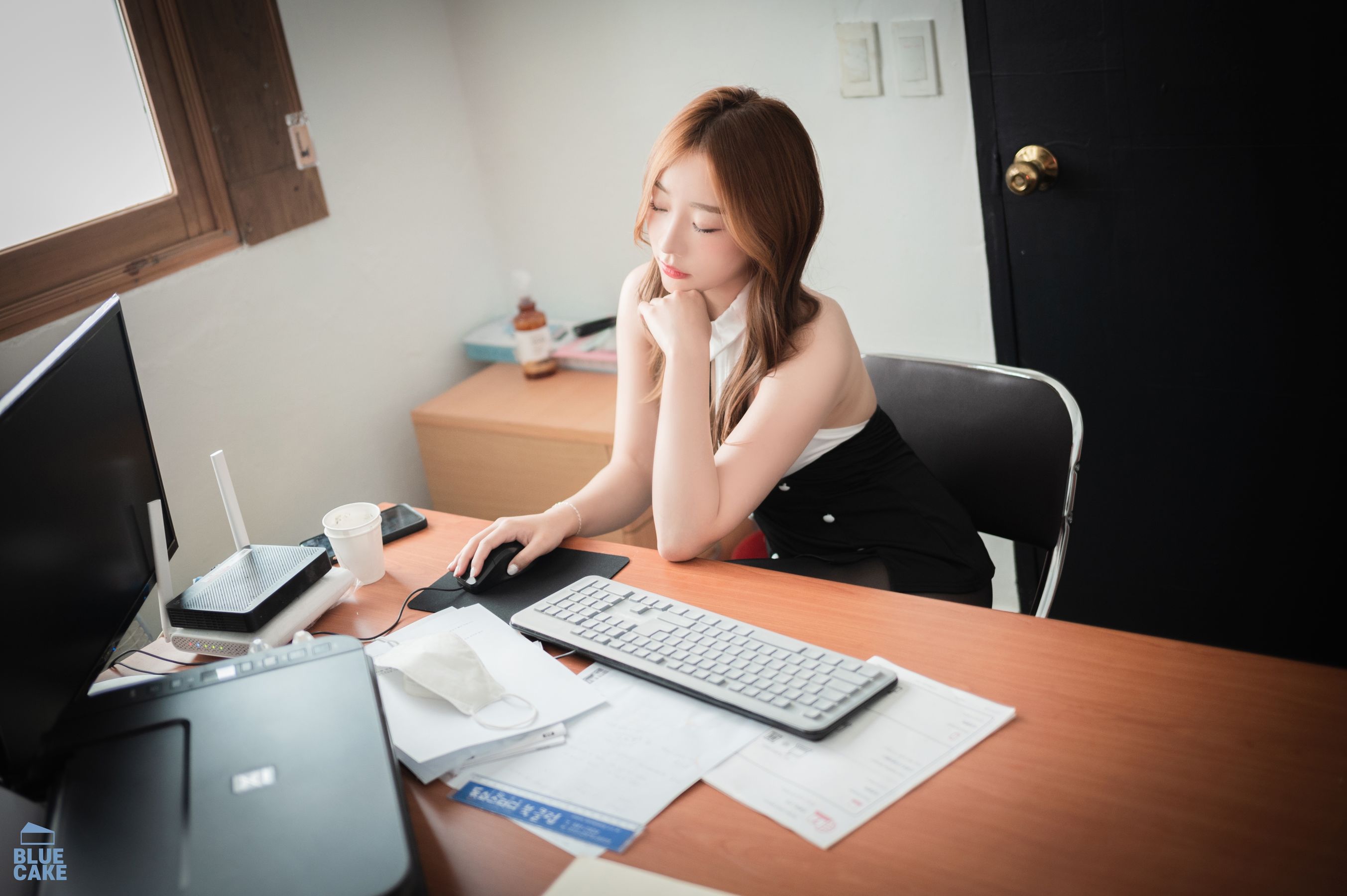 [BLUECAKE] Newbom – Black &#038; Red [190P] - 秀人网免费无水印在线套图写真