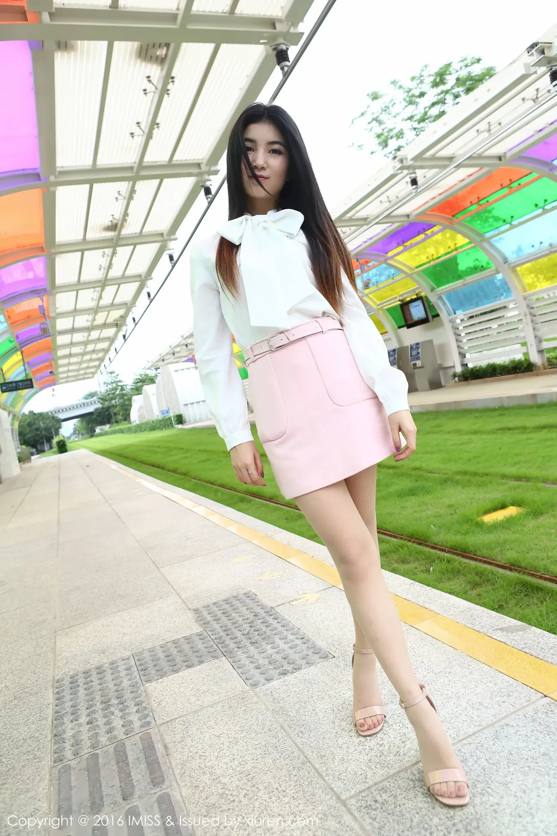 图片[5]-Winki丝姬《街拍丝袜美腿+车内丝袜诱惑》 爱蜜社IMiss Vol.094-COS写真在线网