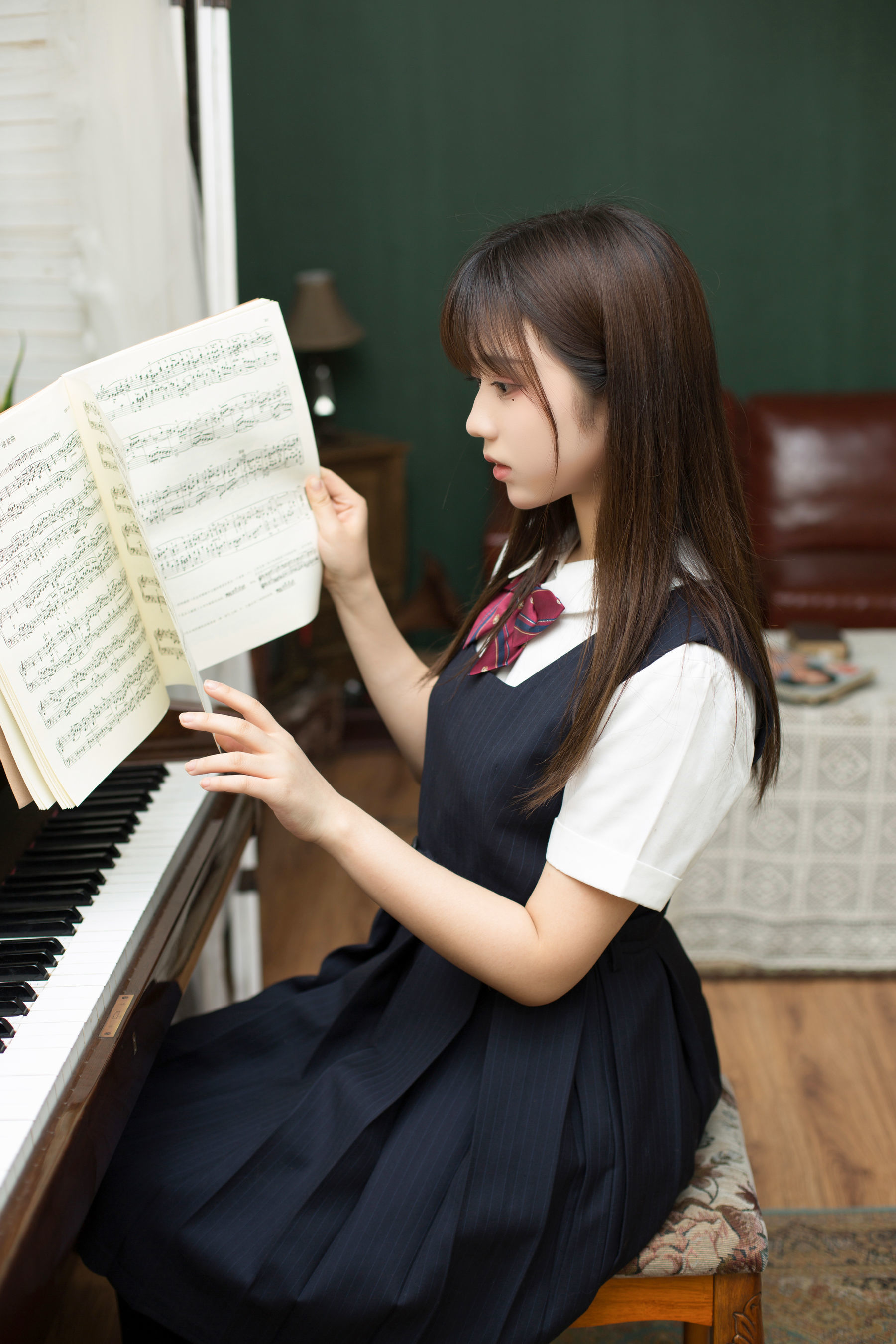 [萝莉COS] 微博福利姬镜酱 – 不知梦 制服 [38P] - 秀人网免费无水印在线套图写真