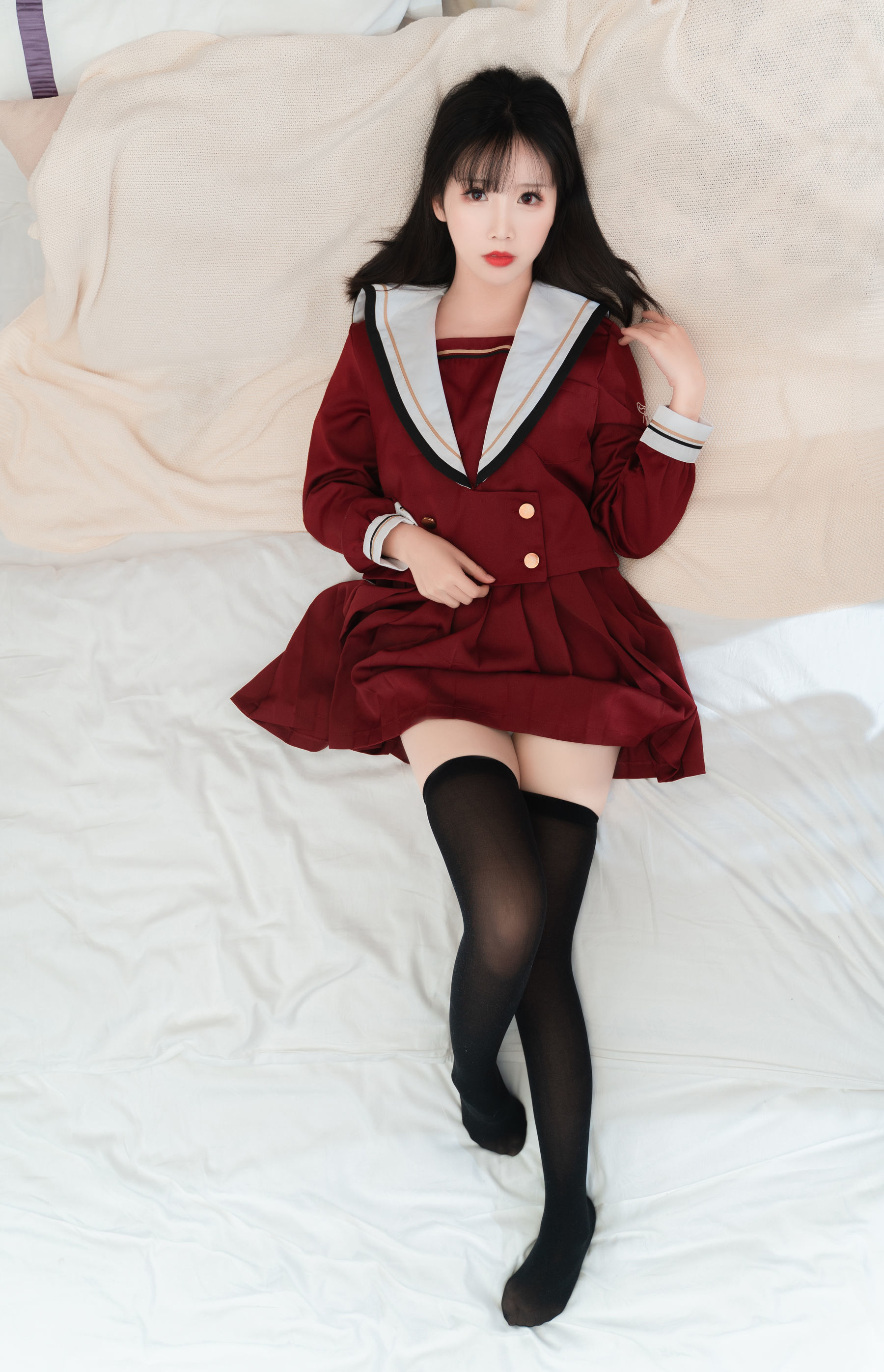 可爱人气Coser面饼仙儿 – 红色JK [16P] - 秀人网免费无水印在线套图写真