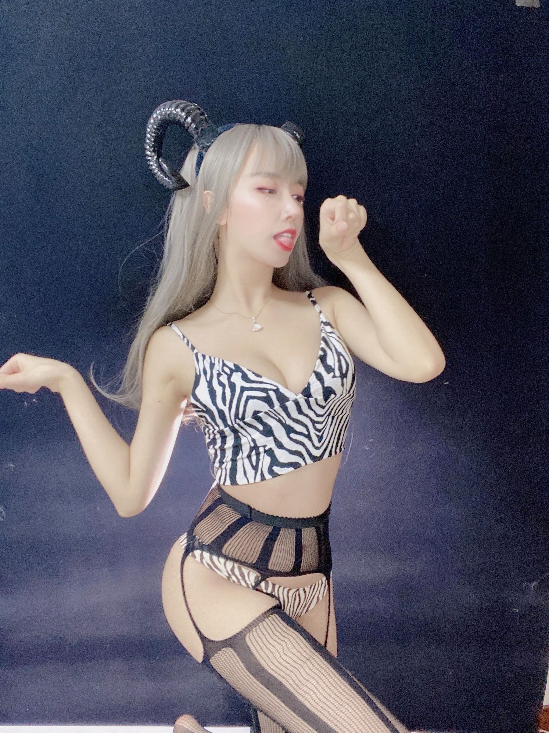 斗鱼米线线sama – 魅魔 [38P] - 秀人网免费无水印在线套图写真