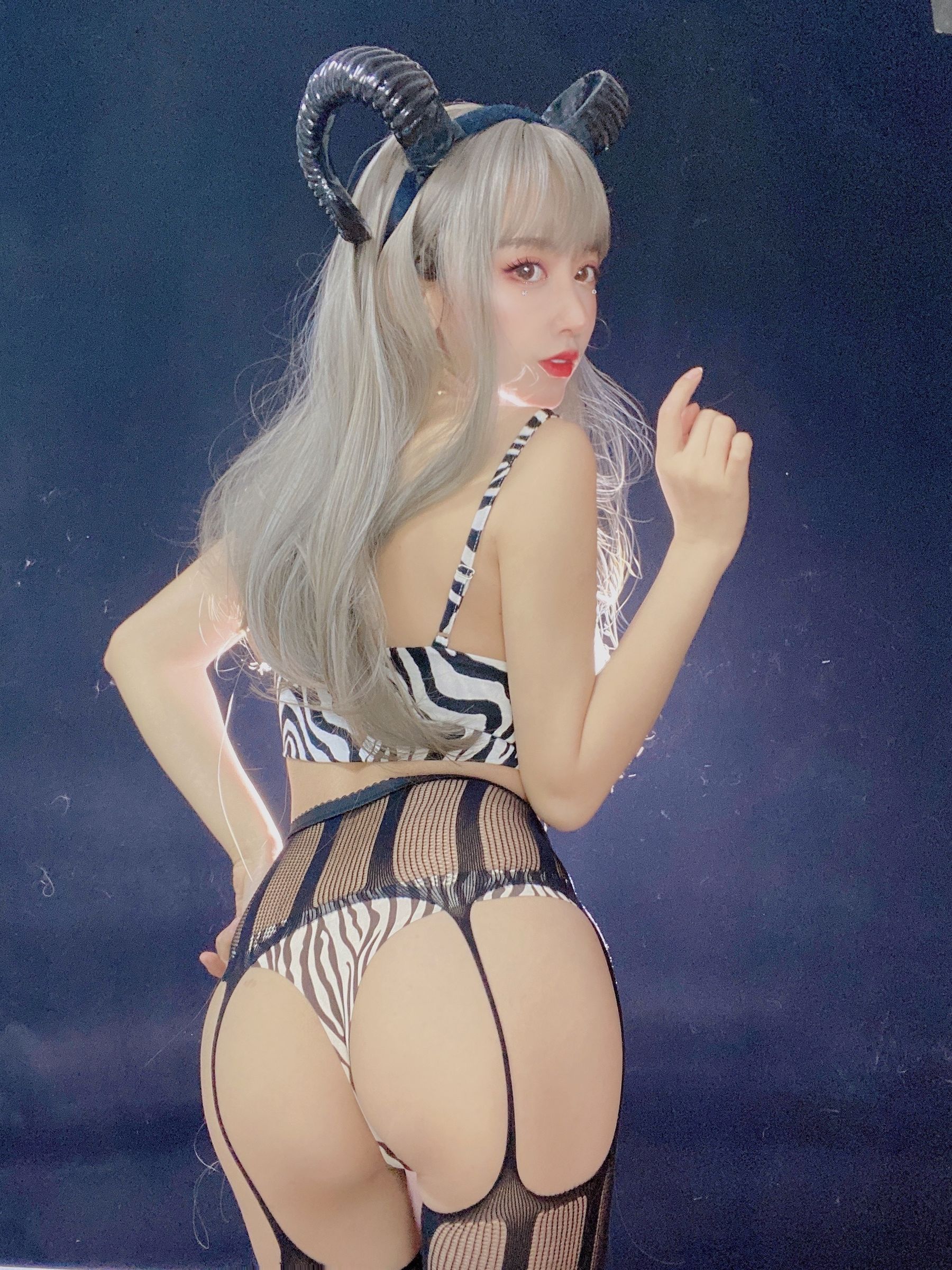 斗鱼米线线sama – 魅魔 [38P] - 秀人网免费无水印在线套图写真