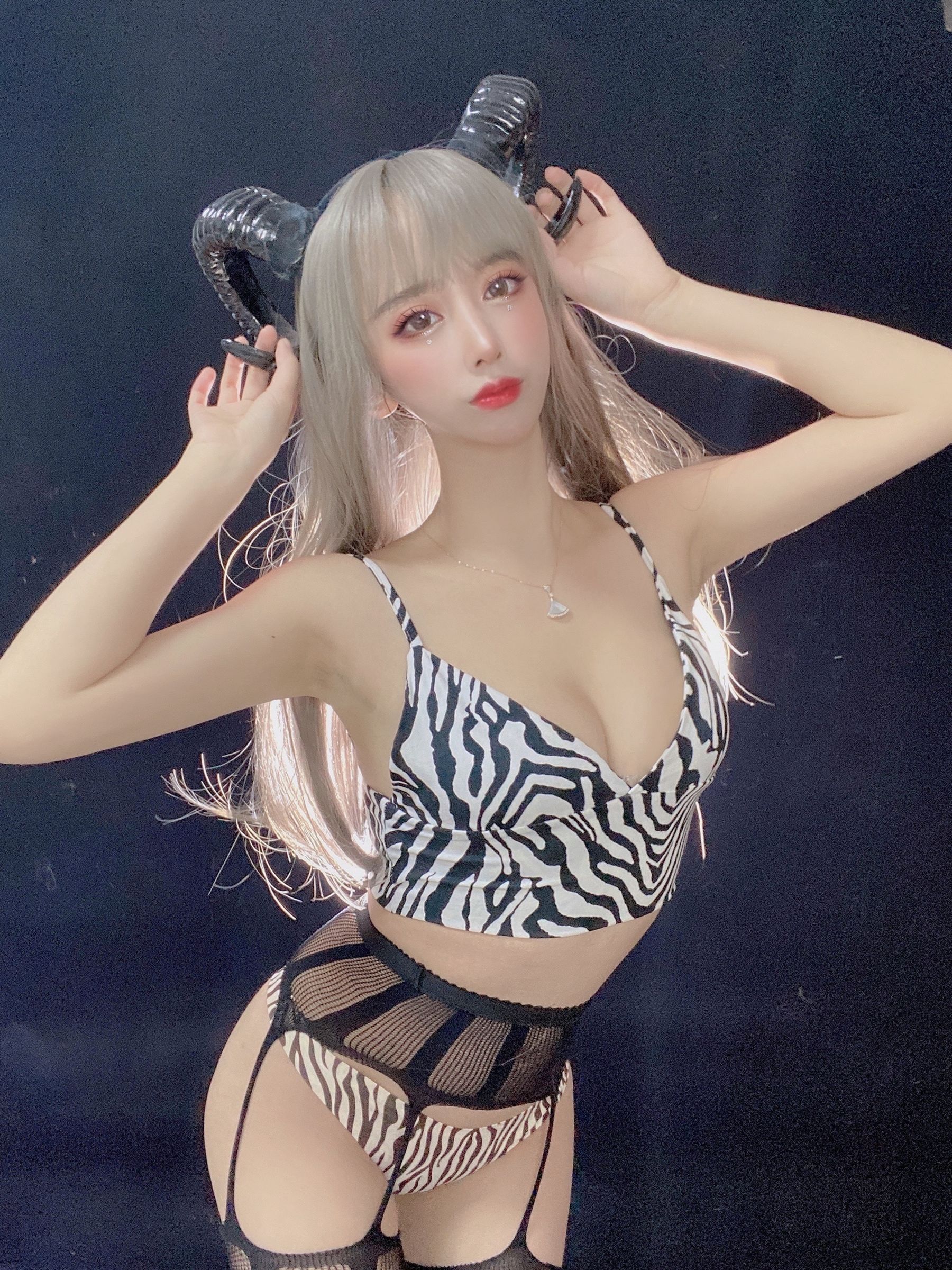 斗鱼米线线sama – 魅魔 [38P] - 秀人网免费无水印在线套图写真