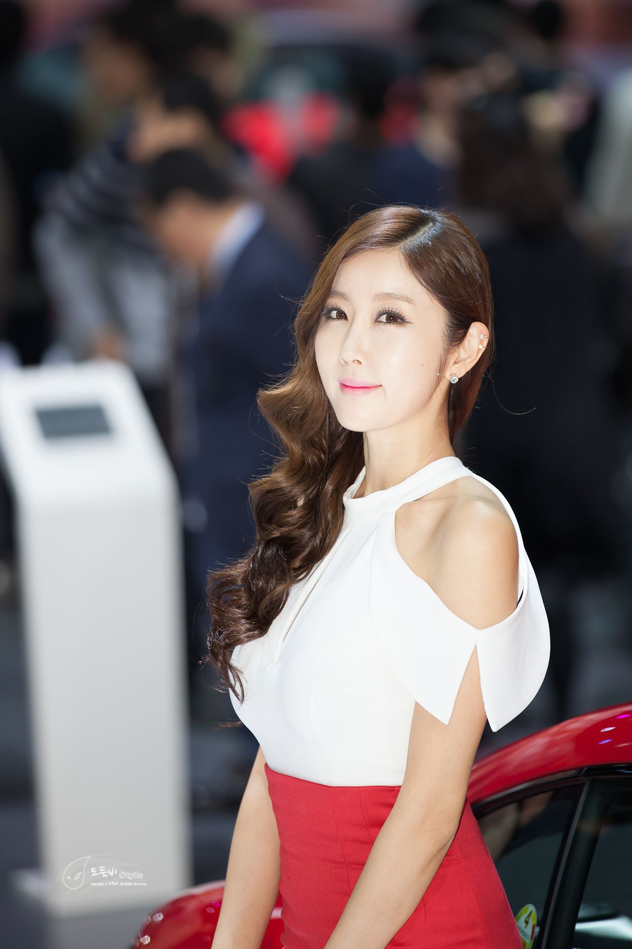 韩国车模崔星雅@崔星儿《车展红色套裙系列》图片合辑 [33P] - 秀人网免费无水印在线套图写真