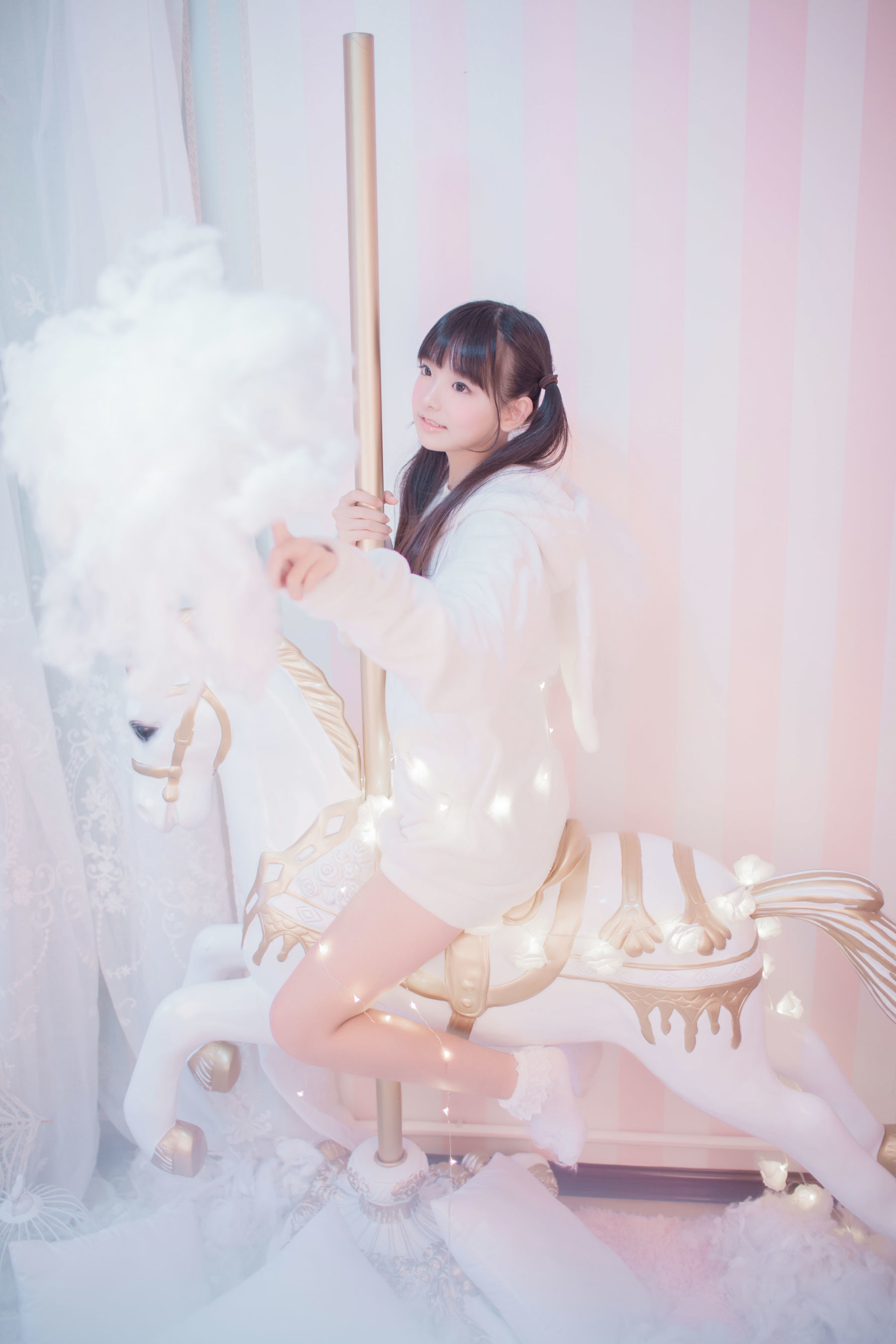 可爱妹妹樱群 玻璃罩下的旋转木马 [21P] - 秀人网免费无水印在线套图写真