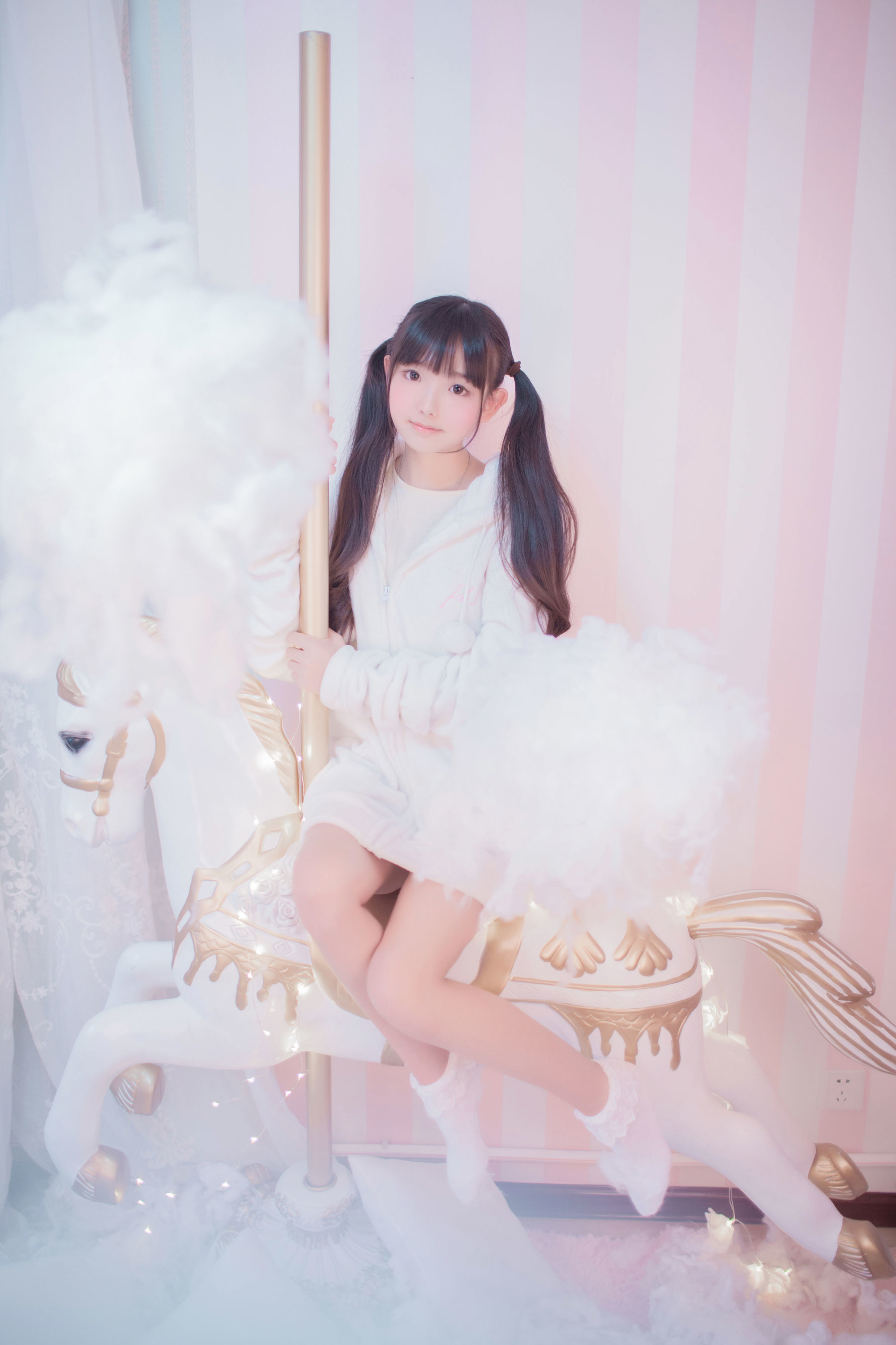 可爱妹妹樱群 玻璃罩下的旋转木马 [21P] - 秀人网免费无水印在线套图写真