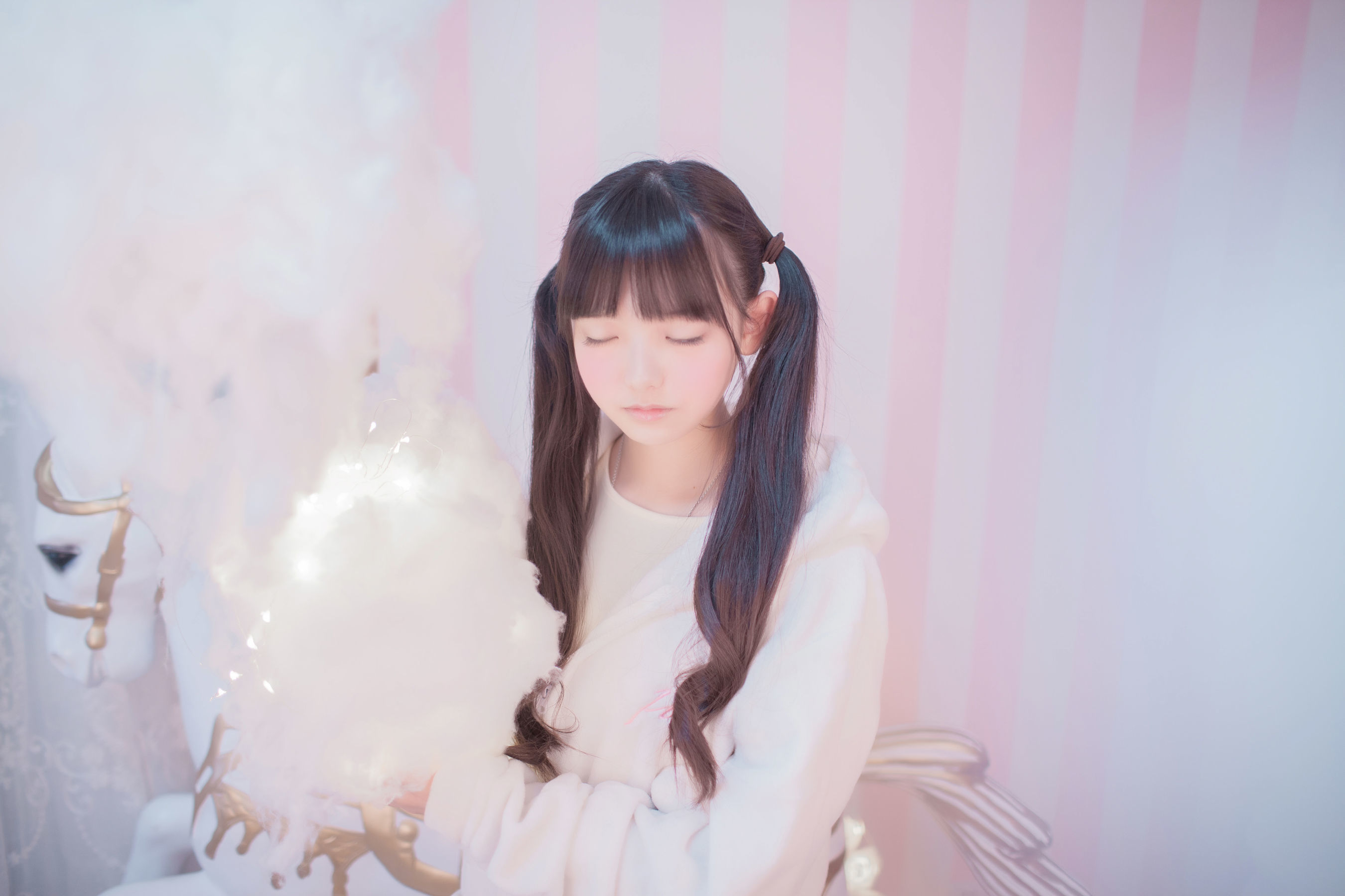 可爱妹妹樱群 玻璃罩下的旋转木马 [21P] - 秀人网免费无水印在线套图写真