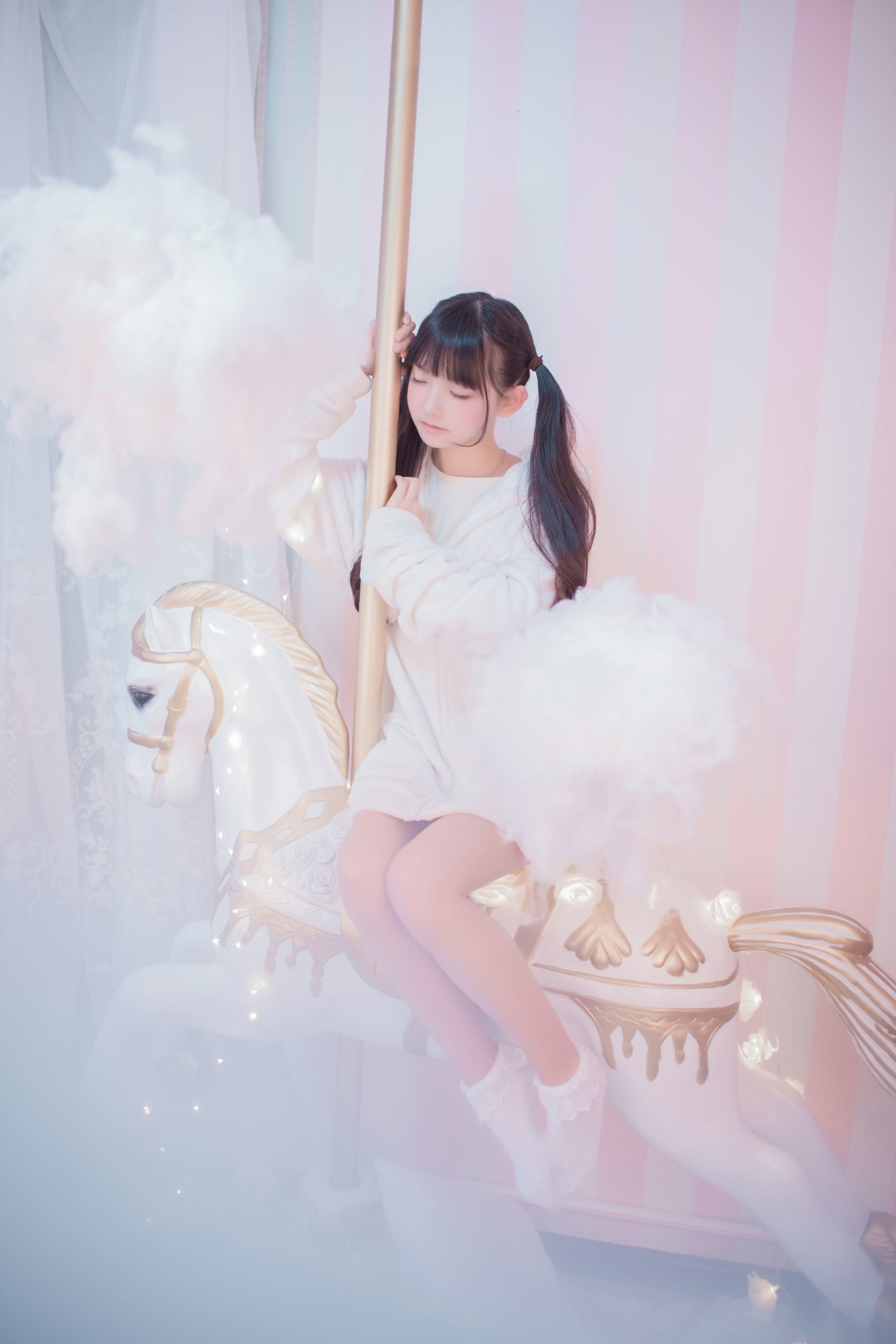 可爱妹妹樱群 玻璃罩下的旋转木马 [21P] - 秀人网免费无水印在线套图写真