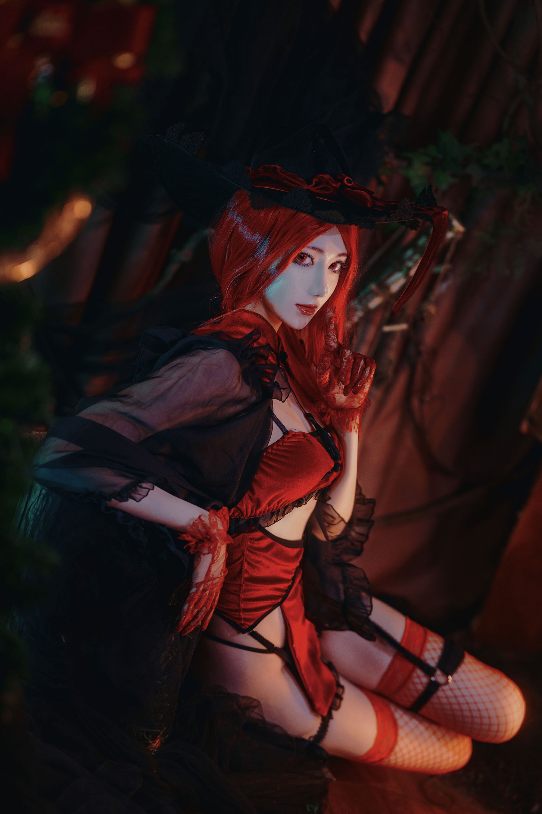 动漫博主南桃Momoko – 红女巫 [19P] - 秀人网免费无水印在线套图写真