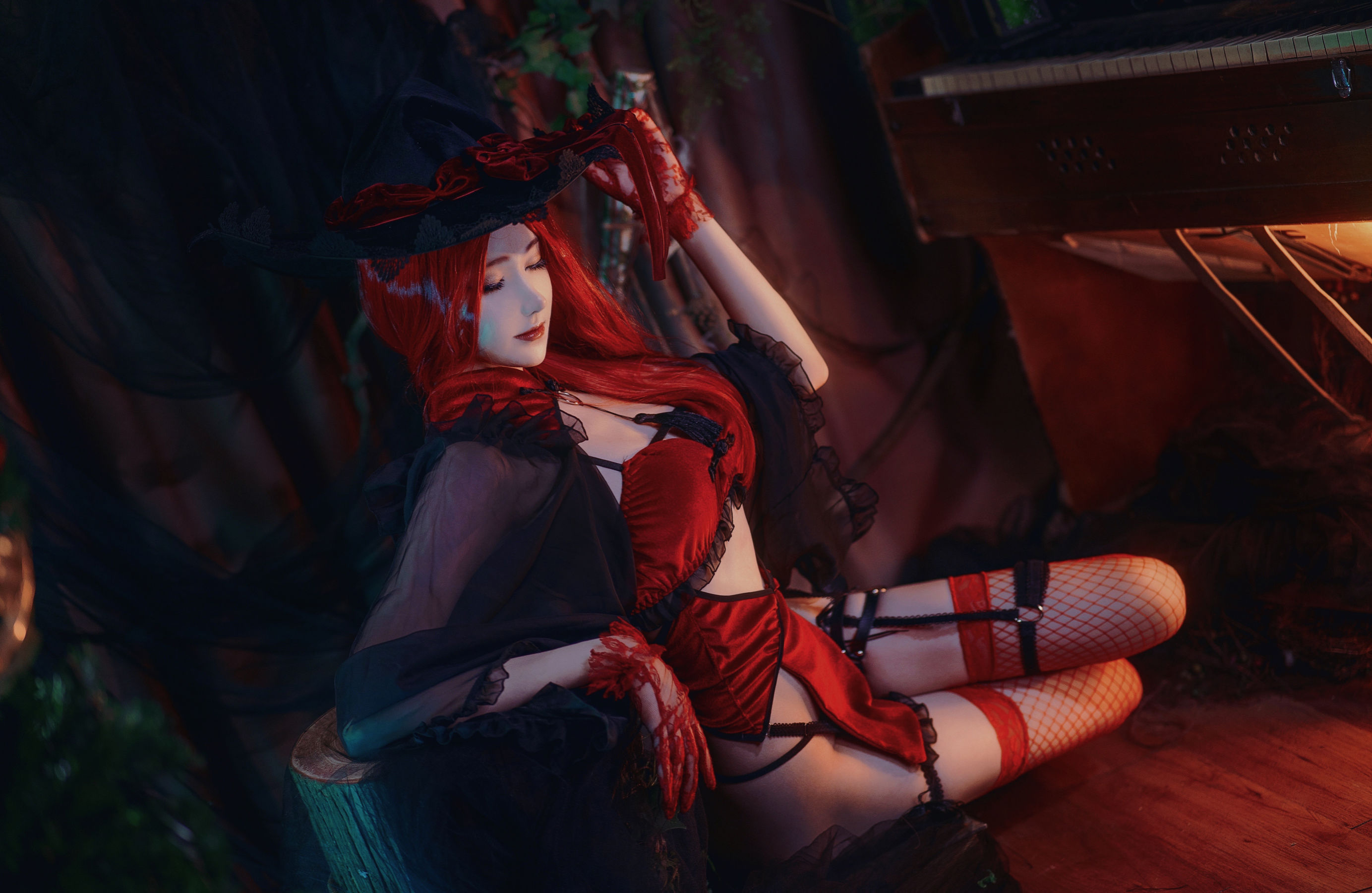 动漫博主南桃Momoko – 红女巫 [19P] - 秀人网免费无水印在线套图写真