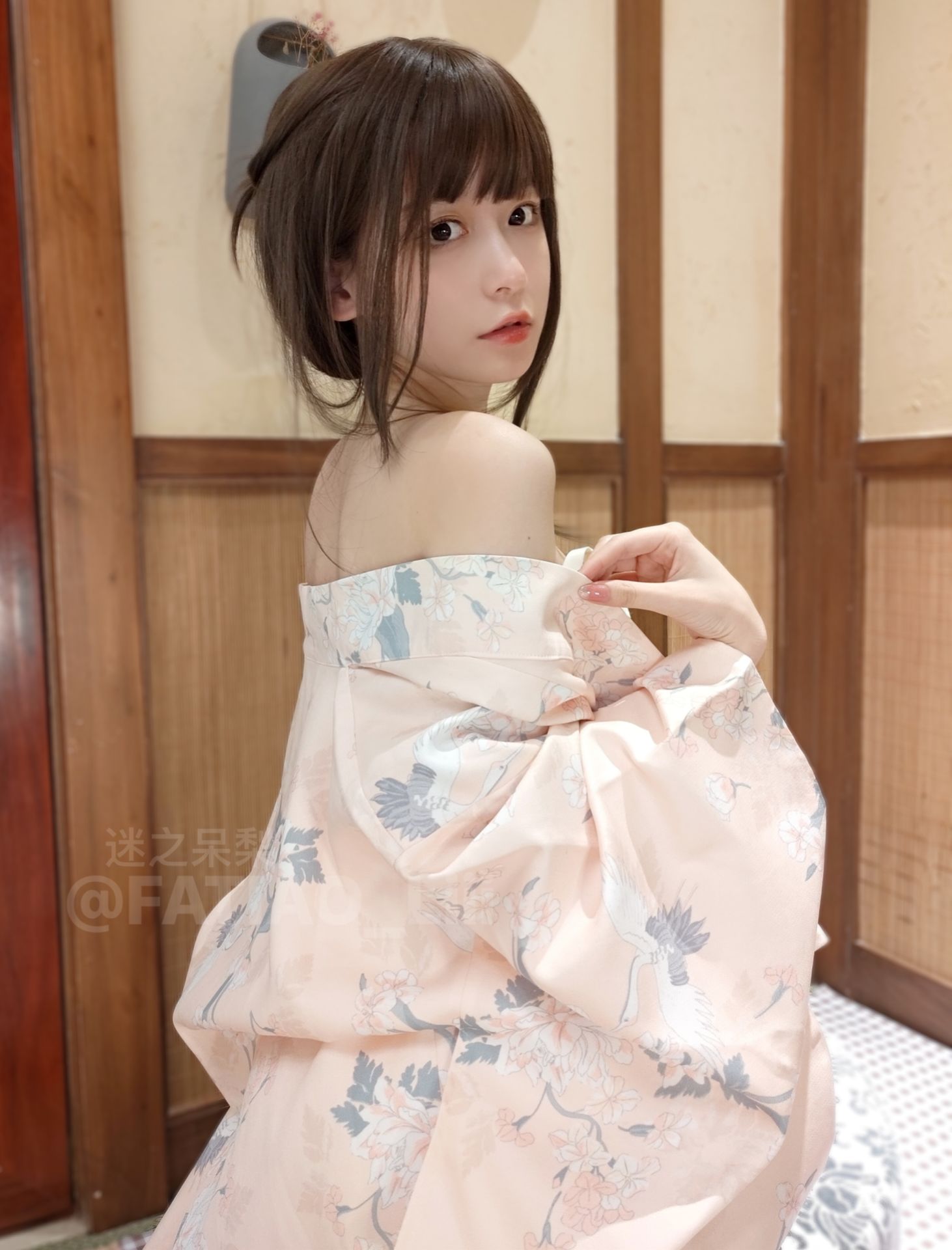 迷之呆梨(发条少女)[fantia] – ピンクの着物 [22P] - 秀人网免费无水印在线套图写真