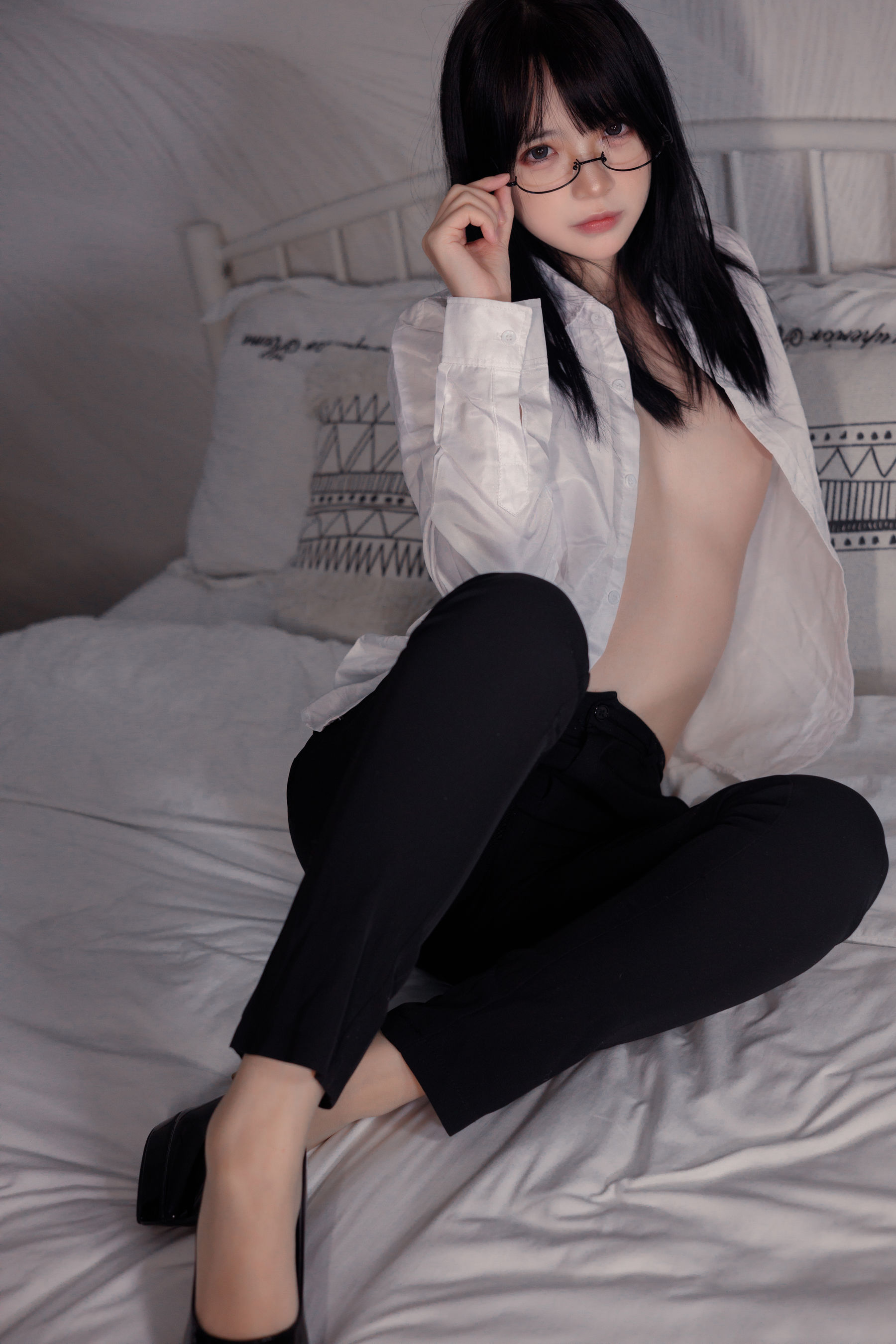 疯猫ss – 白色情人节福袋 长裤OL [40P] - 秀人网免费无水印在线套图写真