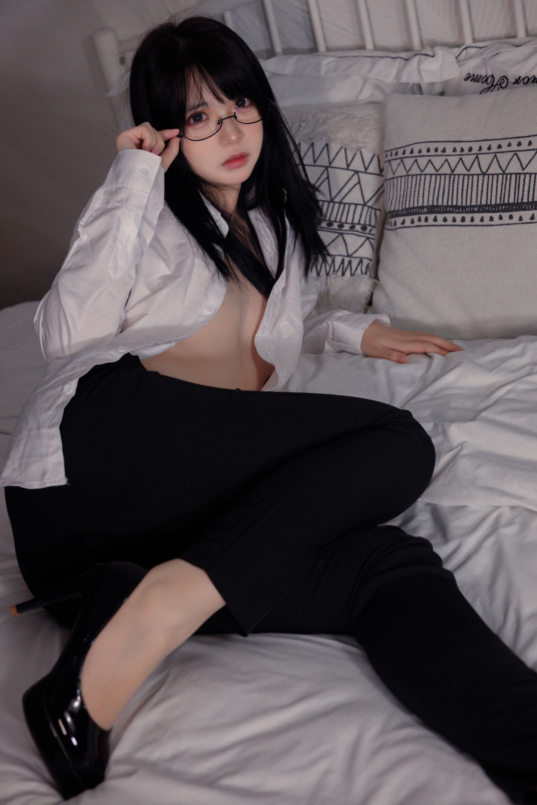 疯猫ss – 白色情人节福袋 长裤OL [40P] - 秀人网免费无水印在线套图写真