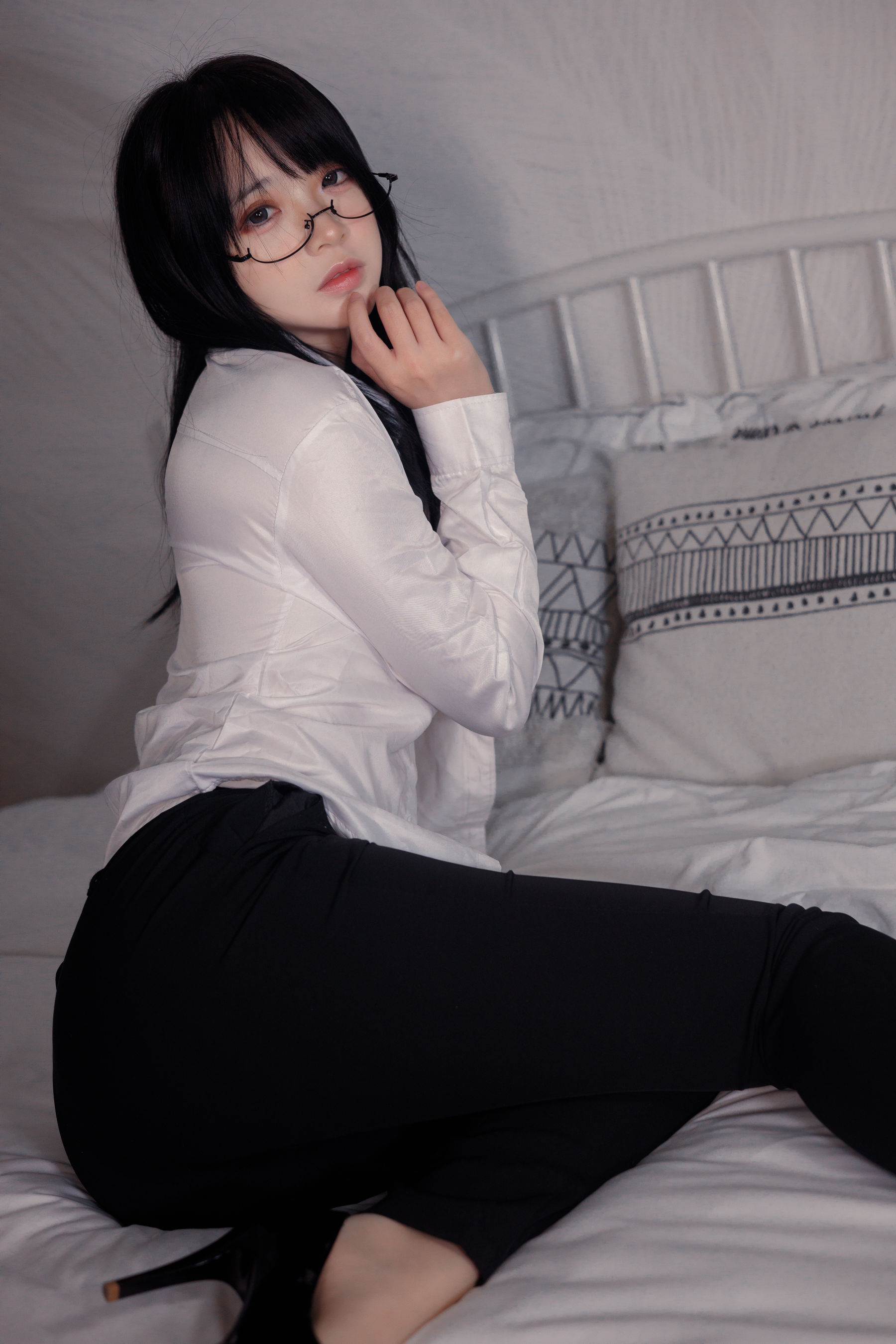 疯猫ss – 白色情人节福袋 长裤OL [40P] - 秀人网免费无水印在线套图写真