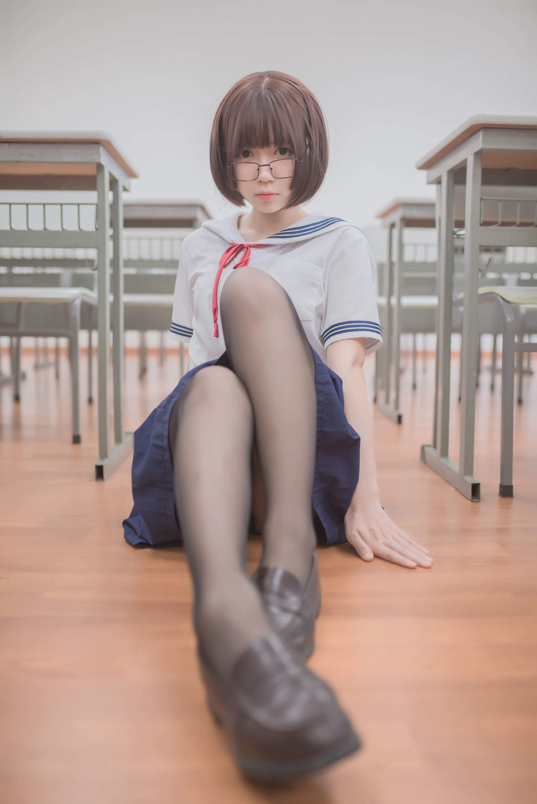 [萝莉COS] 白金Saki – 蘑菇头黑丝JK [26P] - 秀人网免费无水印在线套图写真