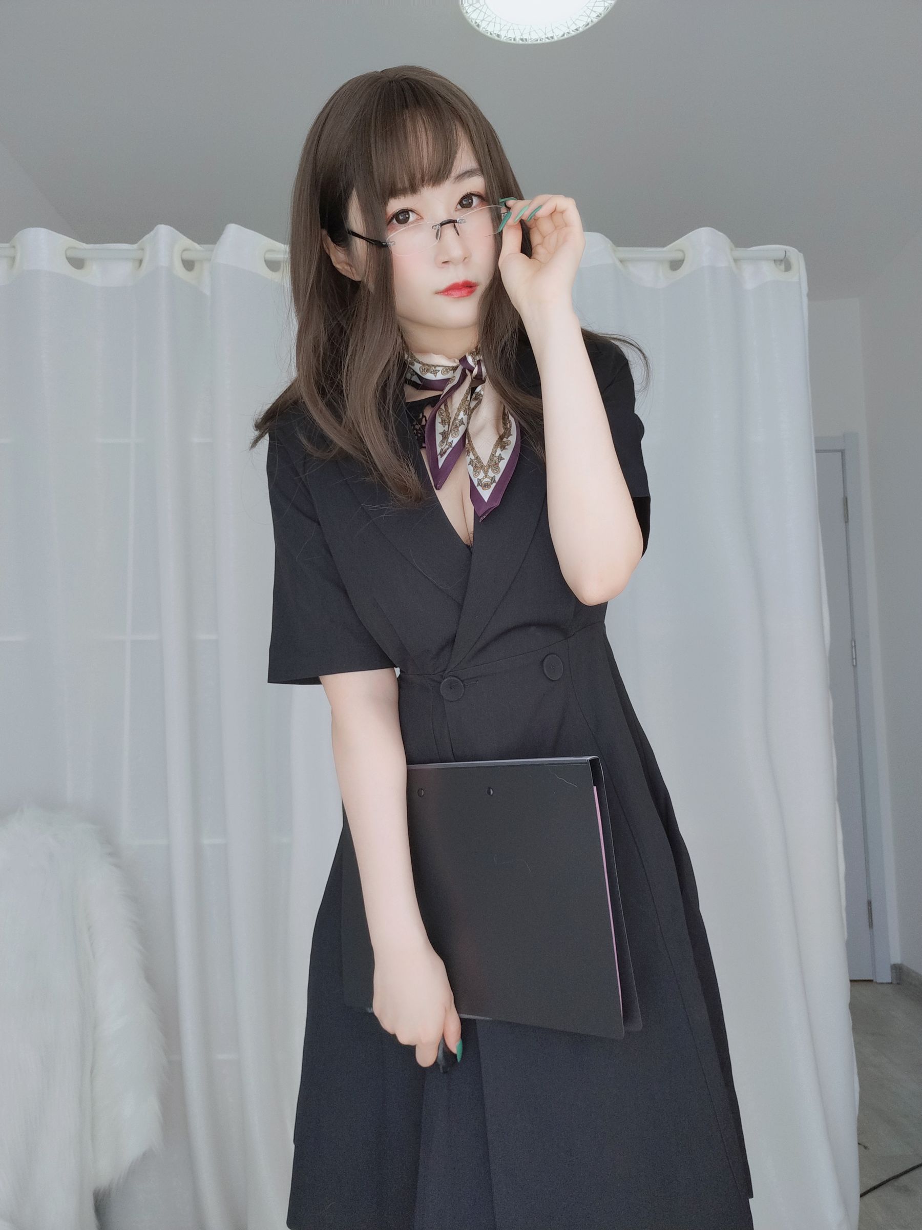 Coser小姐姐白银 – OL下的内衣 [115P] - 秀人网免费无水印在线套图写真