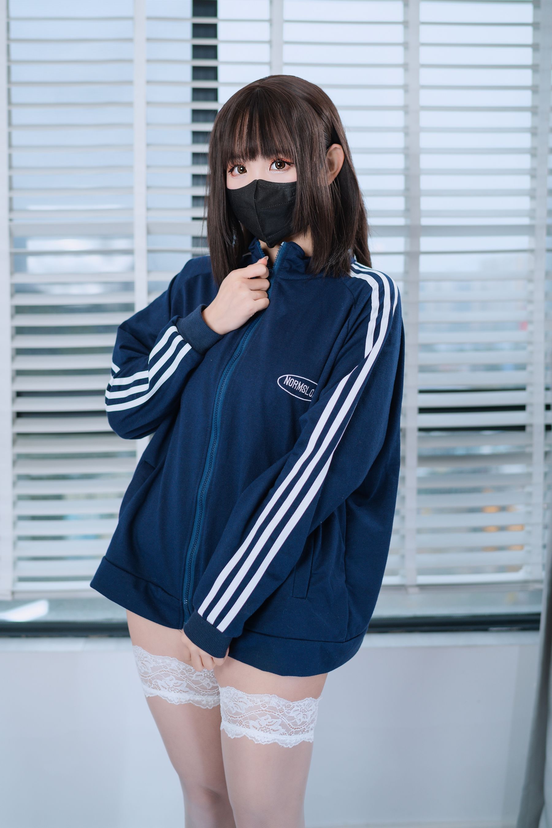 miko酱ww – 草莓圣代 [45P] - 秀人网免费无水印在线套图写真