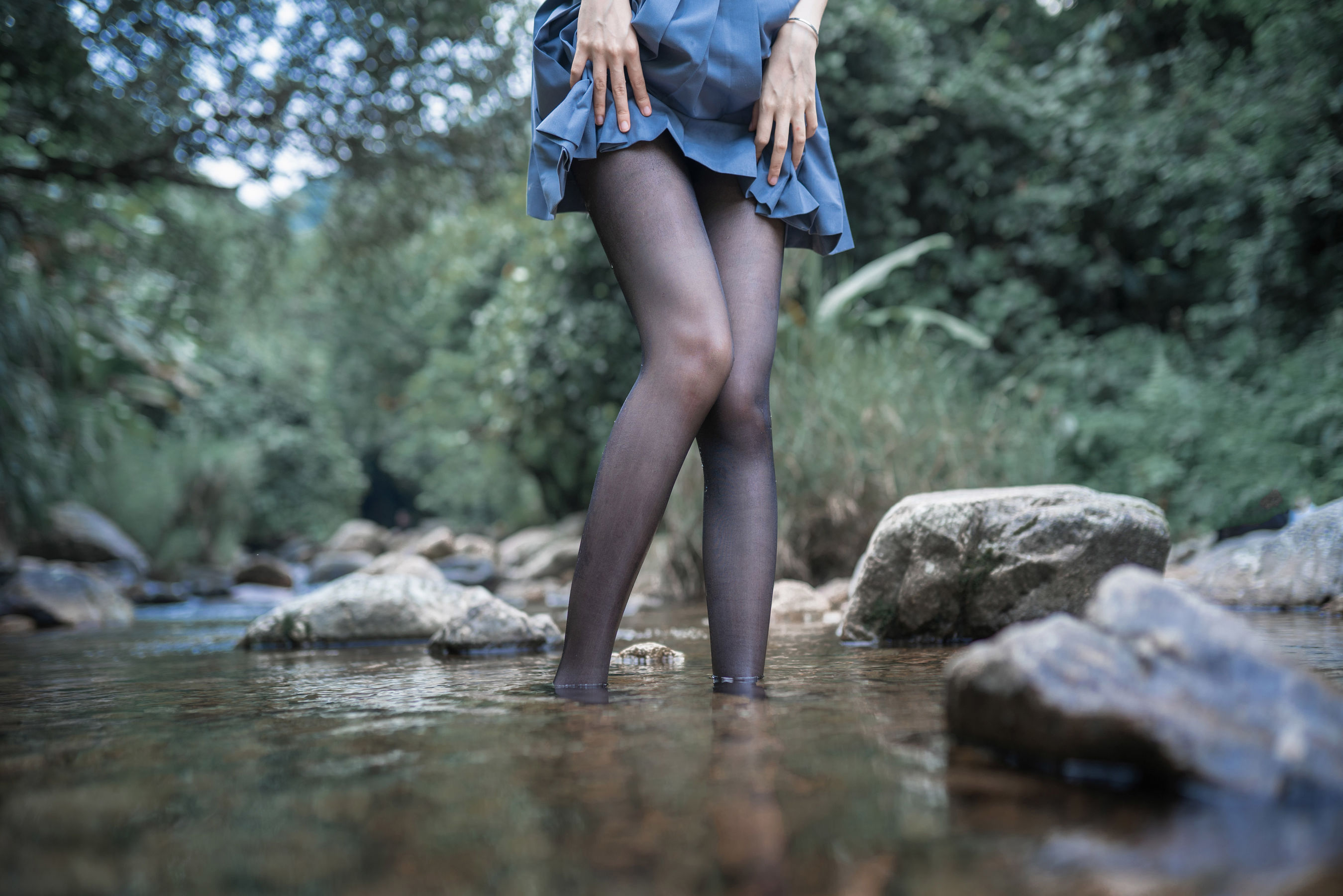 萌系小姐姐木绵绵OwO 水色溪边制服 [51P] - 秀人网免费无水印在线套图写真