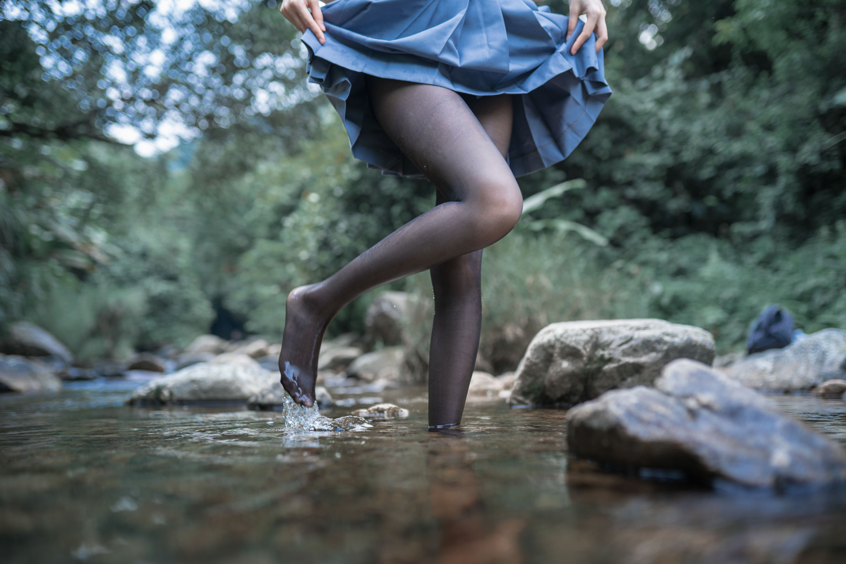 萌系小姐姐木绵绵OwO 水色溪边制服 [51P] - 秀人网免费无水印在线套图写真