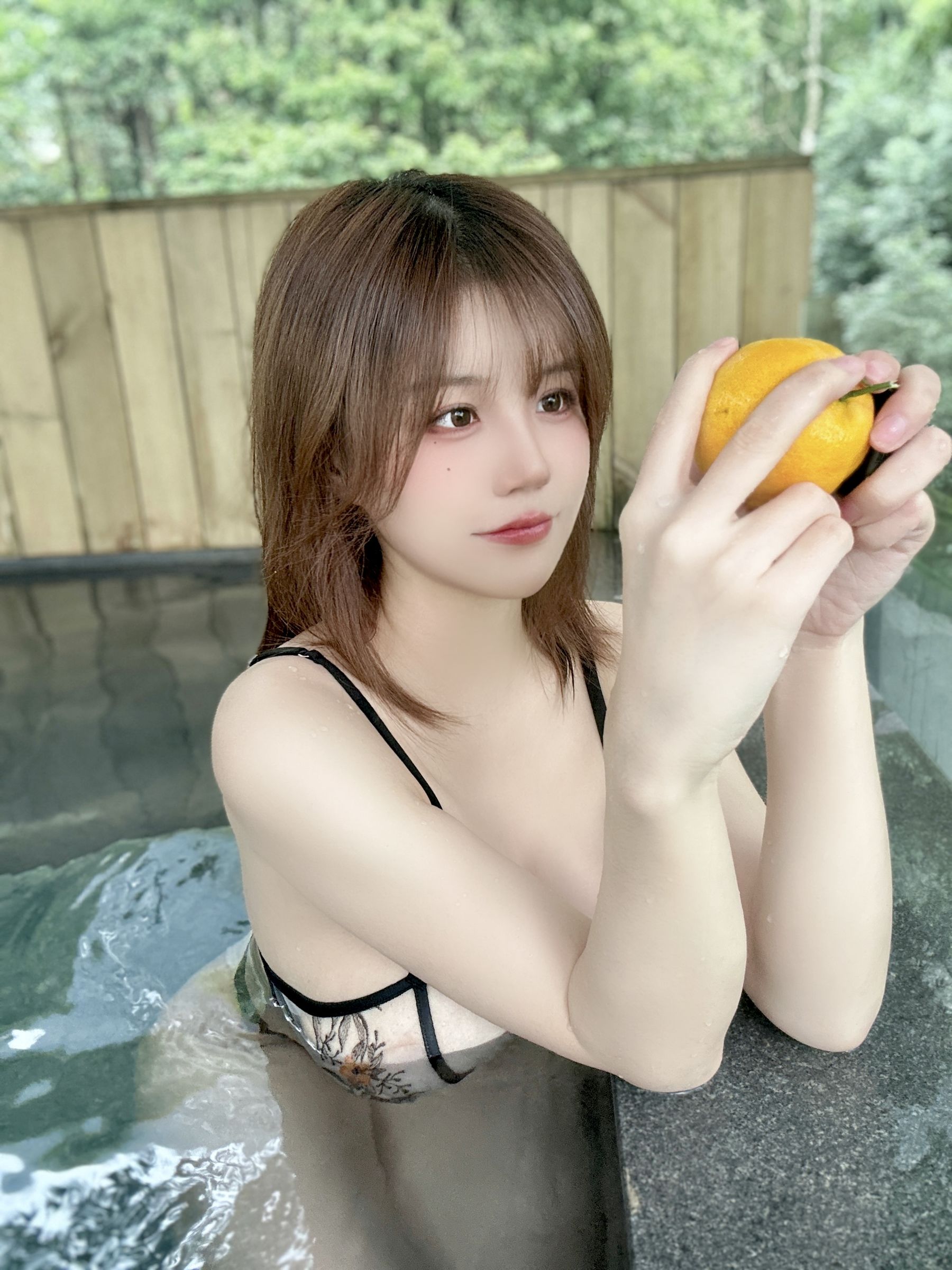 动漫博主小仓千代w 2022-12-08 露天温泉和橘子 [16P] - 秀人网免费无水印在线套图写真