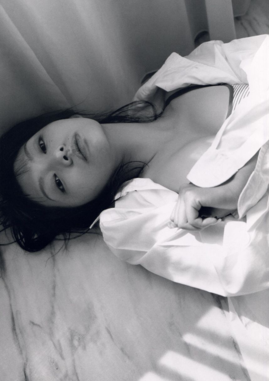 真锅薰 眞鍋かをり-《kawori》 写真集 [99P] - 秀人网免费无水印在线套图写真