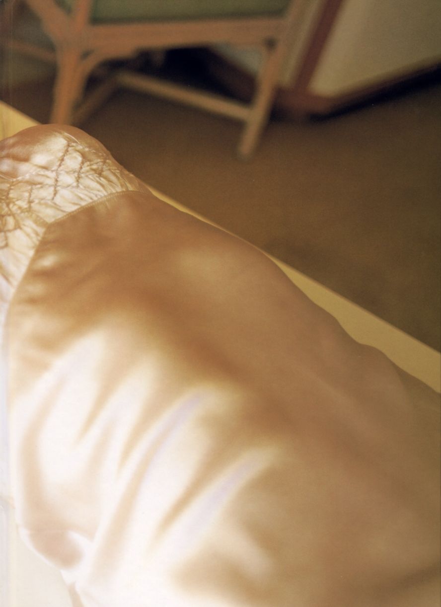 真锅薰 眞鍋かをり-《kawori》 写真集 [99P] - 秀人网免费无水印在线套图写真