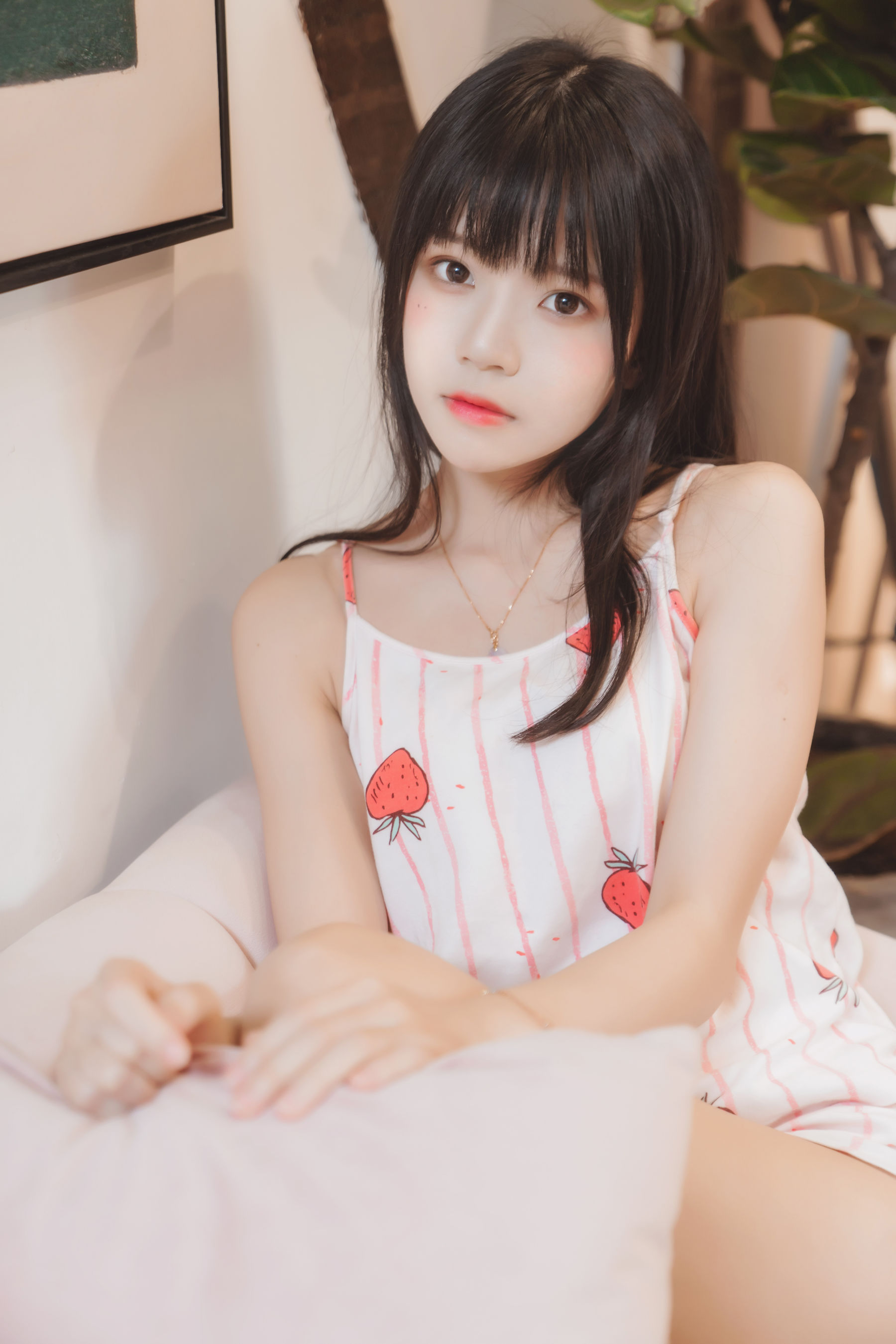 桜桃喵 – 甜甜之唇边小草莓 [13P] - 秀人网免费无水印在线套图写真