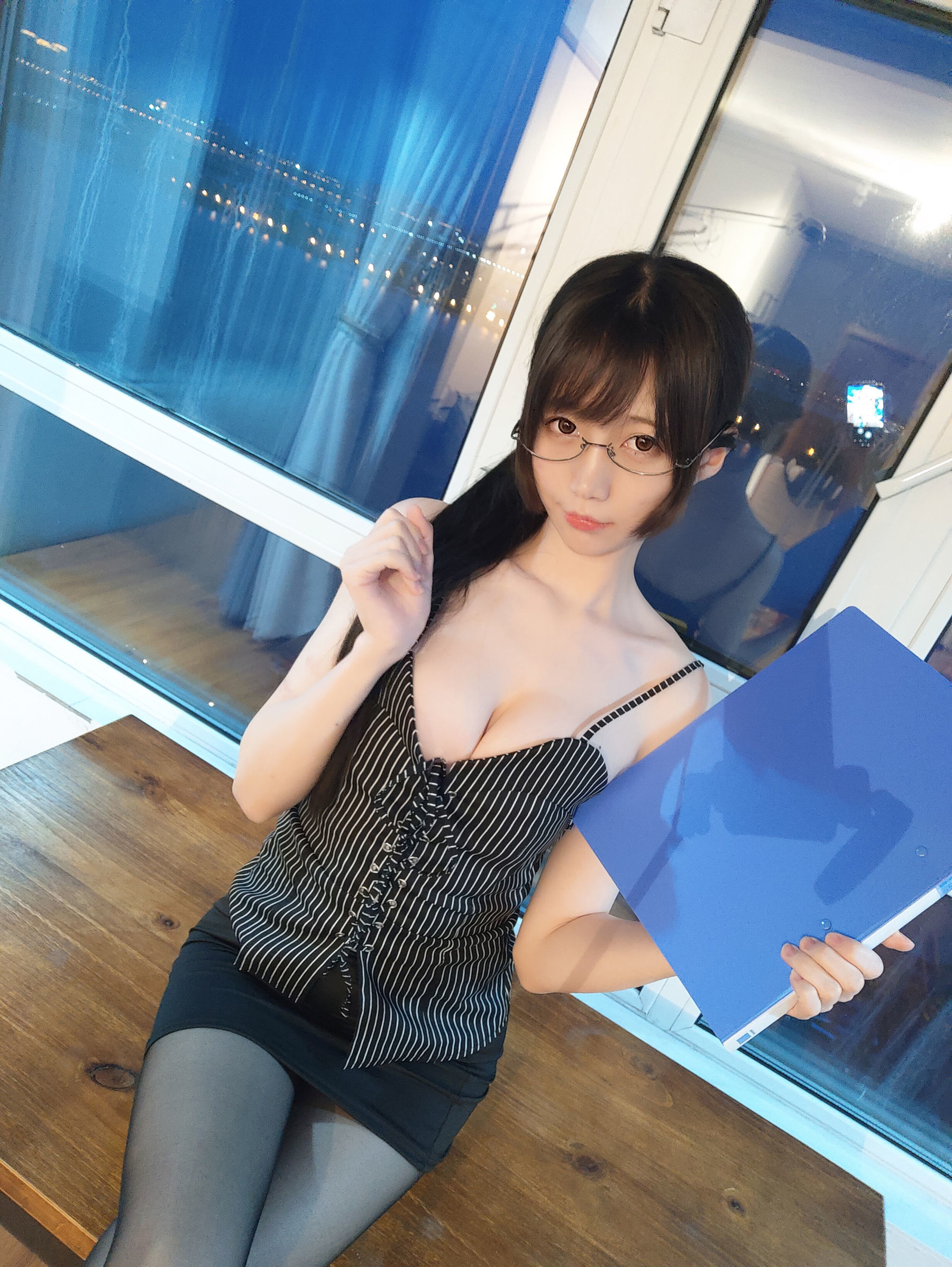 [萝莉COS] NAGISA魔物喵 自摄系列 No.001 专属秘书 [55P] - 秀人网免费无水印在线套图写真