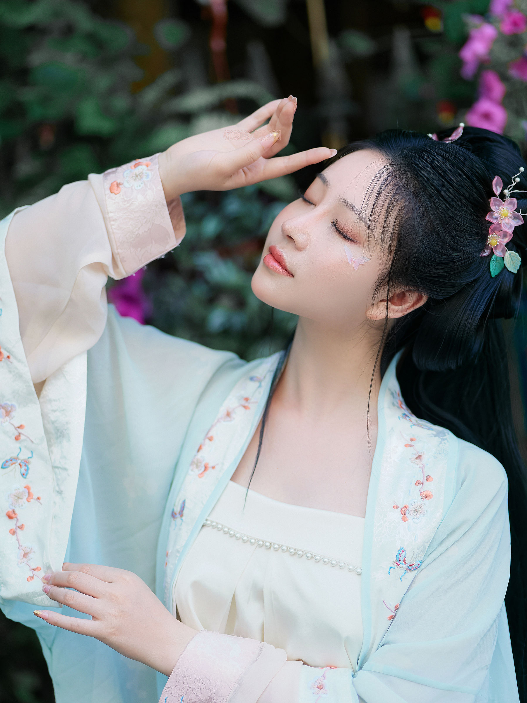 Nnian – 花间集 [10P] - 秀人网免费无水印在线套图写真