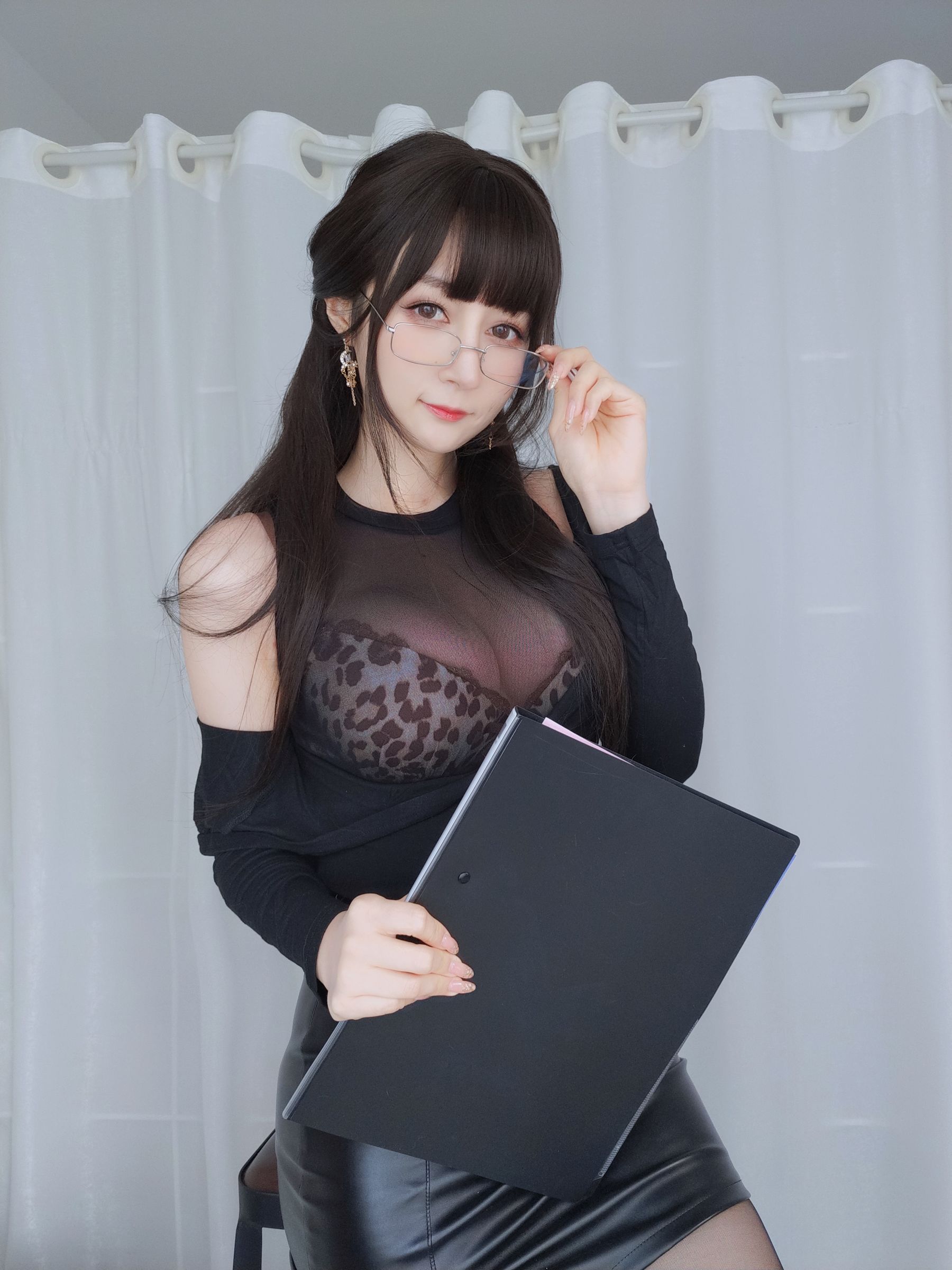 Coser小姐姐白银 – 黒糸女上司の秘密 [46P] - 秀人网免费无水印在线套图写真