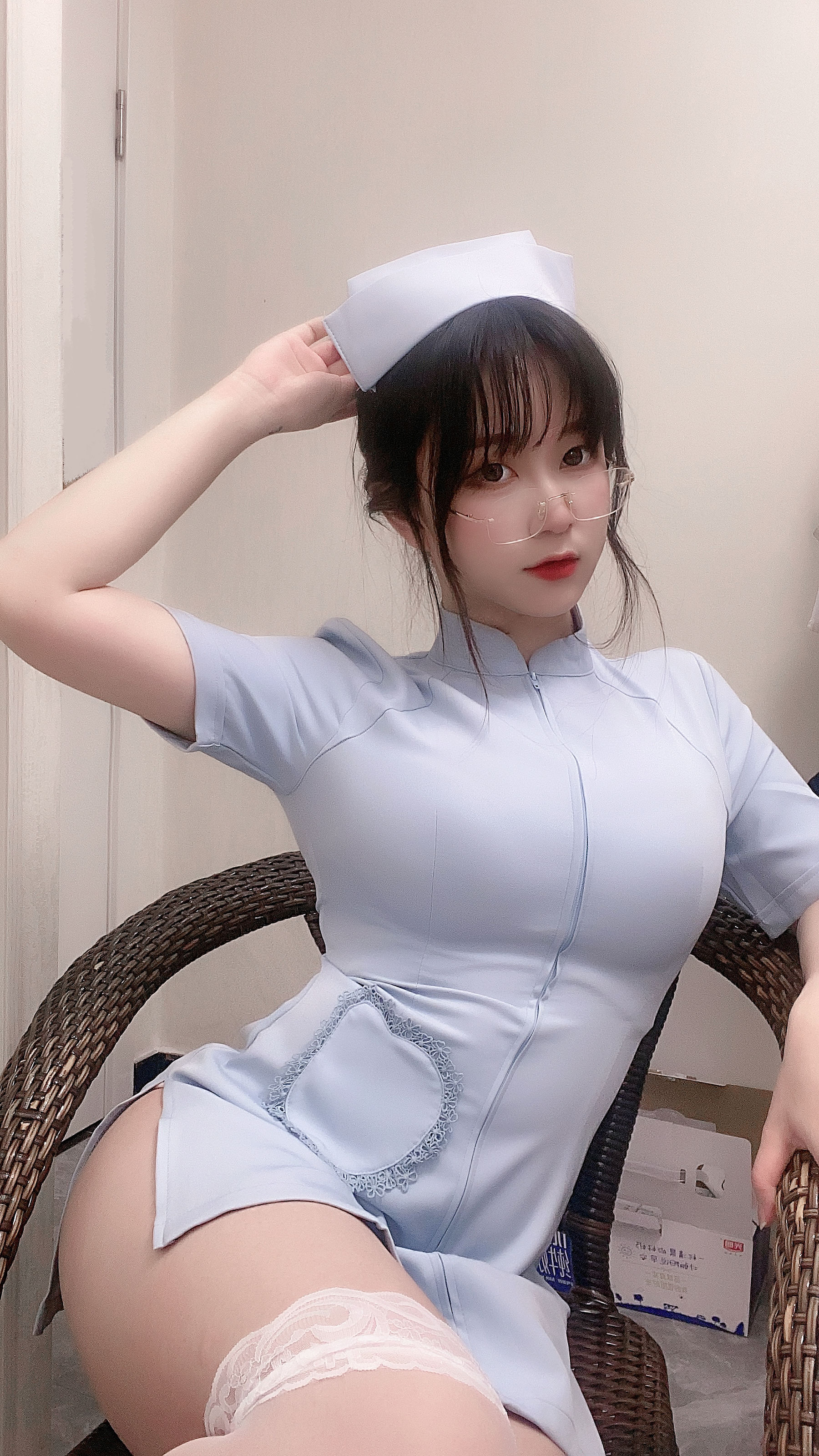 奇行家狗崽(棕桠阿狗崽) – 七三蓝护士 [16P] - 秀人网免费无水印在线套图写真