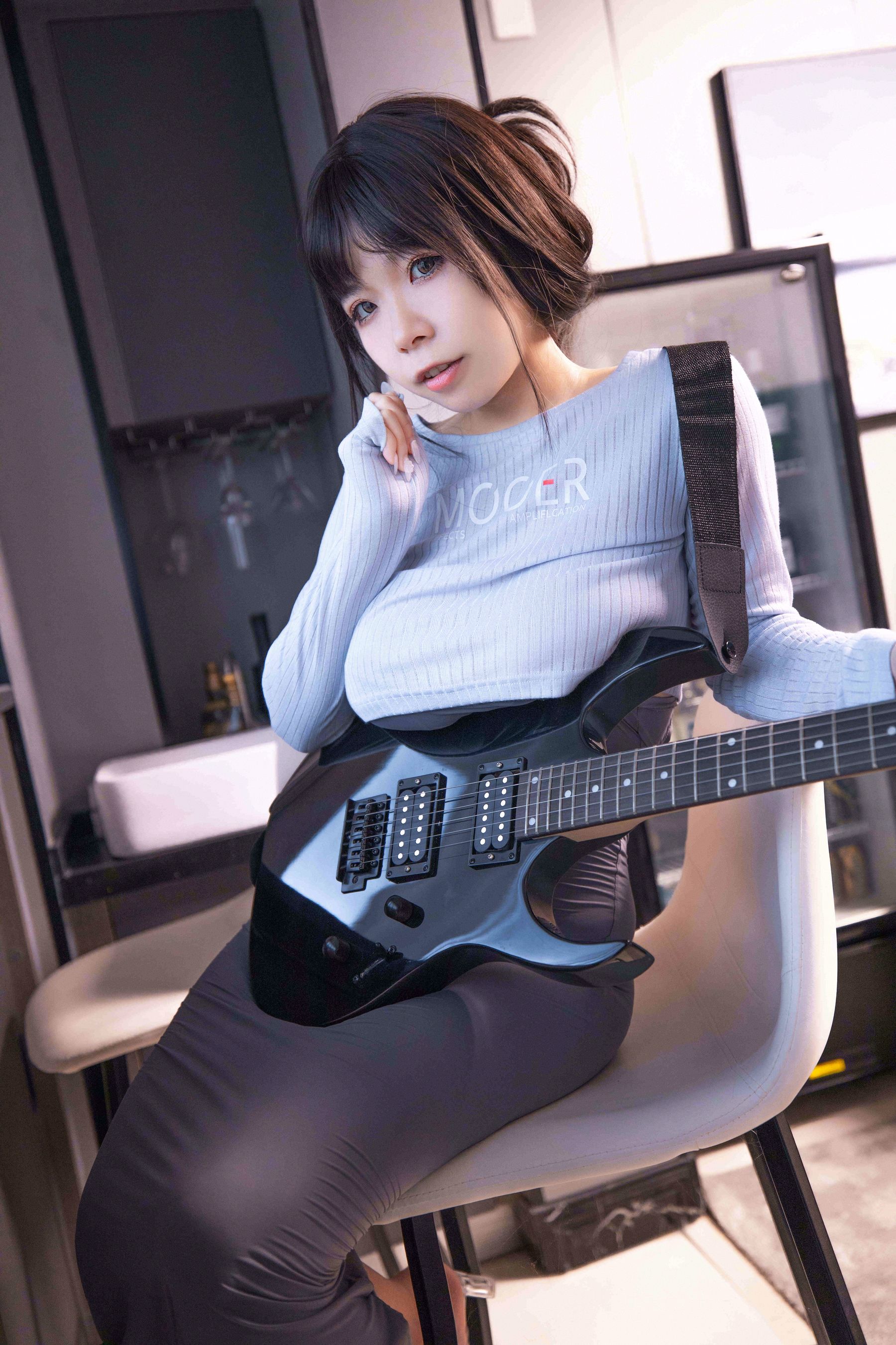 自闭颜球球(无颜小天使wy) – 吉他妹妹 [38P] - 秀人网免费无水印在线套图写真