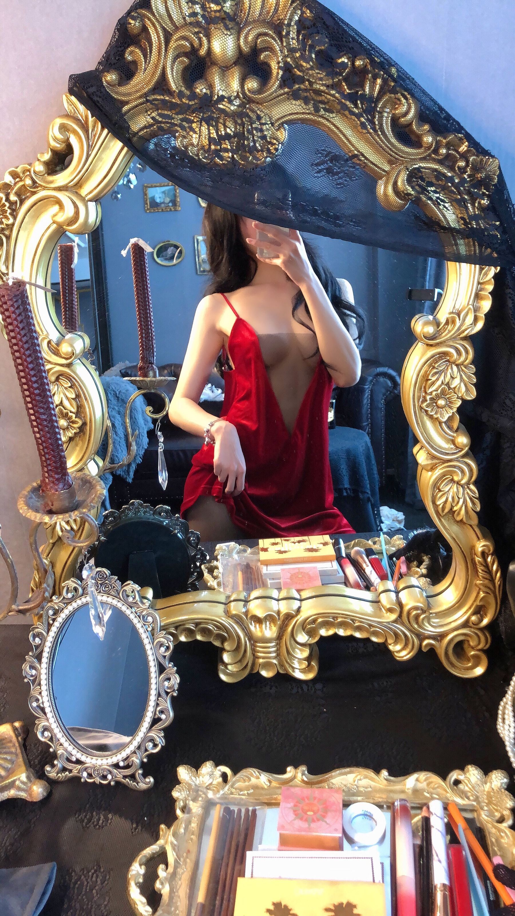 动漫博主阿包也是兔娘 – 红丝绒睡衣 [18P] - 秀人网免费无水印在线套图写真