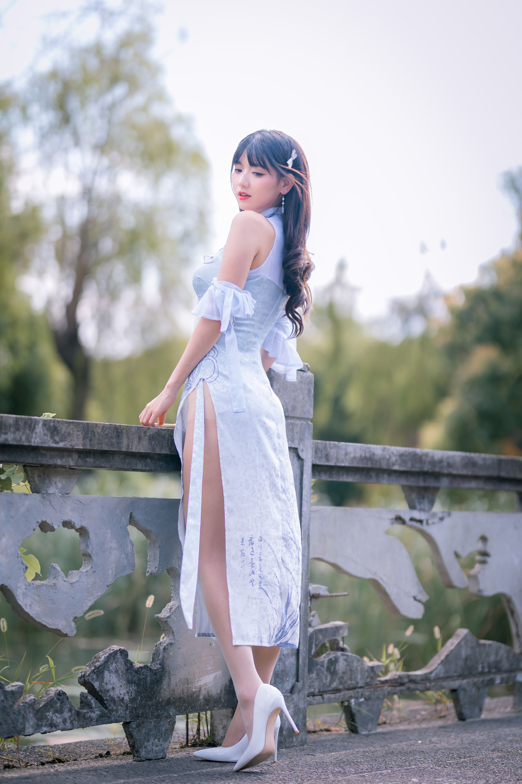 可爱妹子陆卿卿kyokyo – 蓝色旗袍 [24P] - 秀人网免费无水印在线套图写真