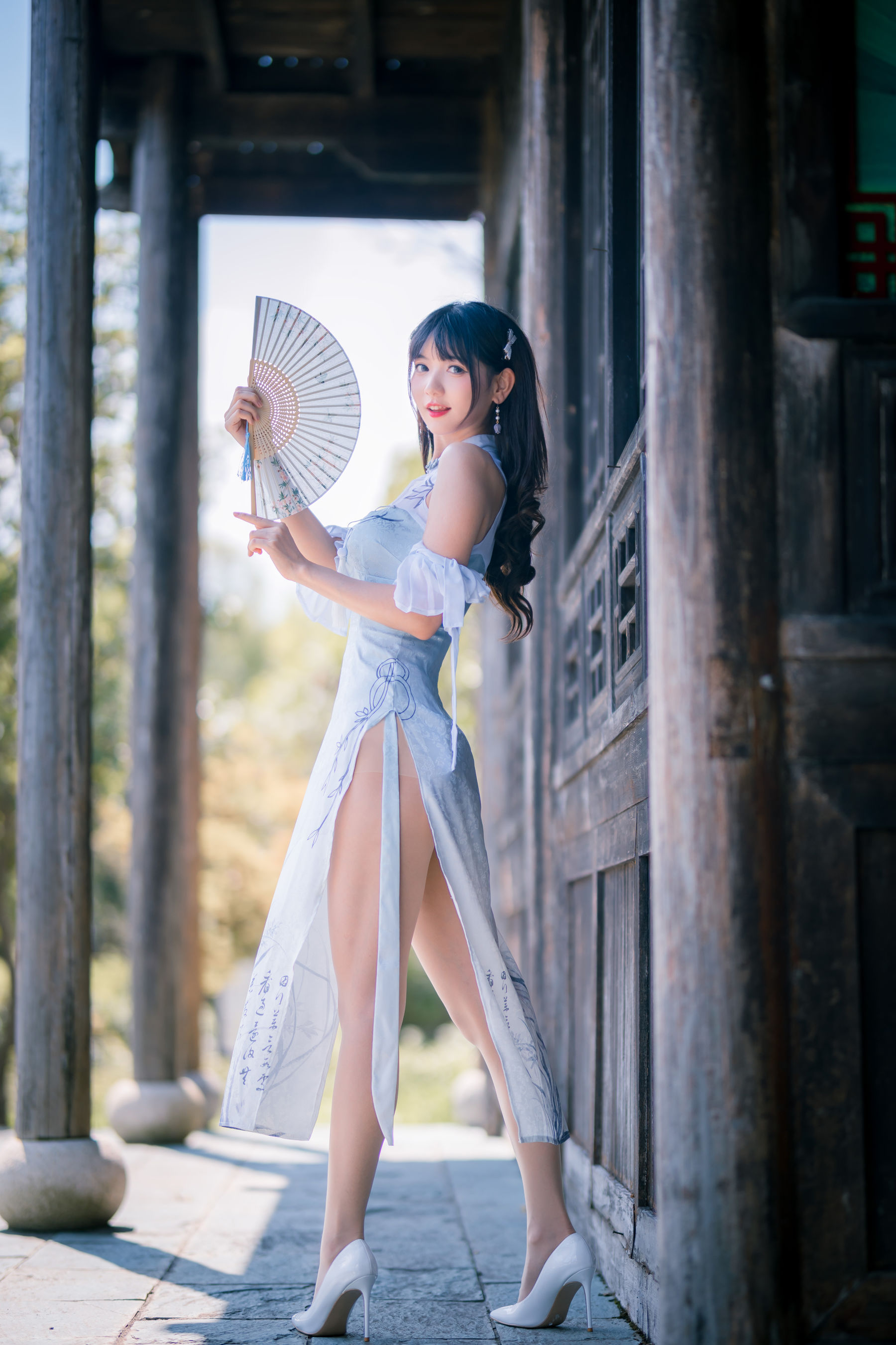 可爱妹子陆卿卿kyokyo – 蓝色旗袍 [24P] - 秀人网免费无水印在线套图写真