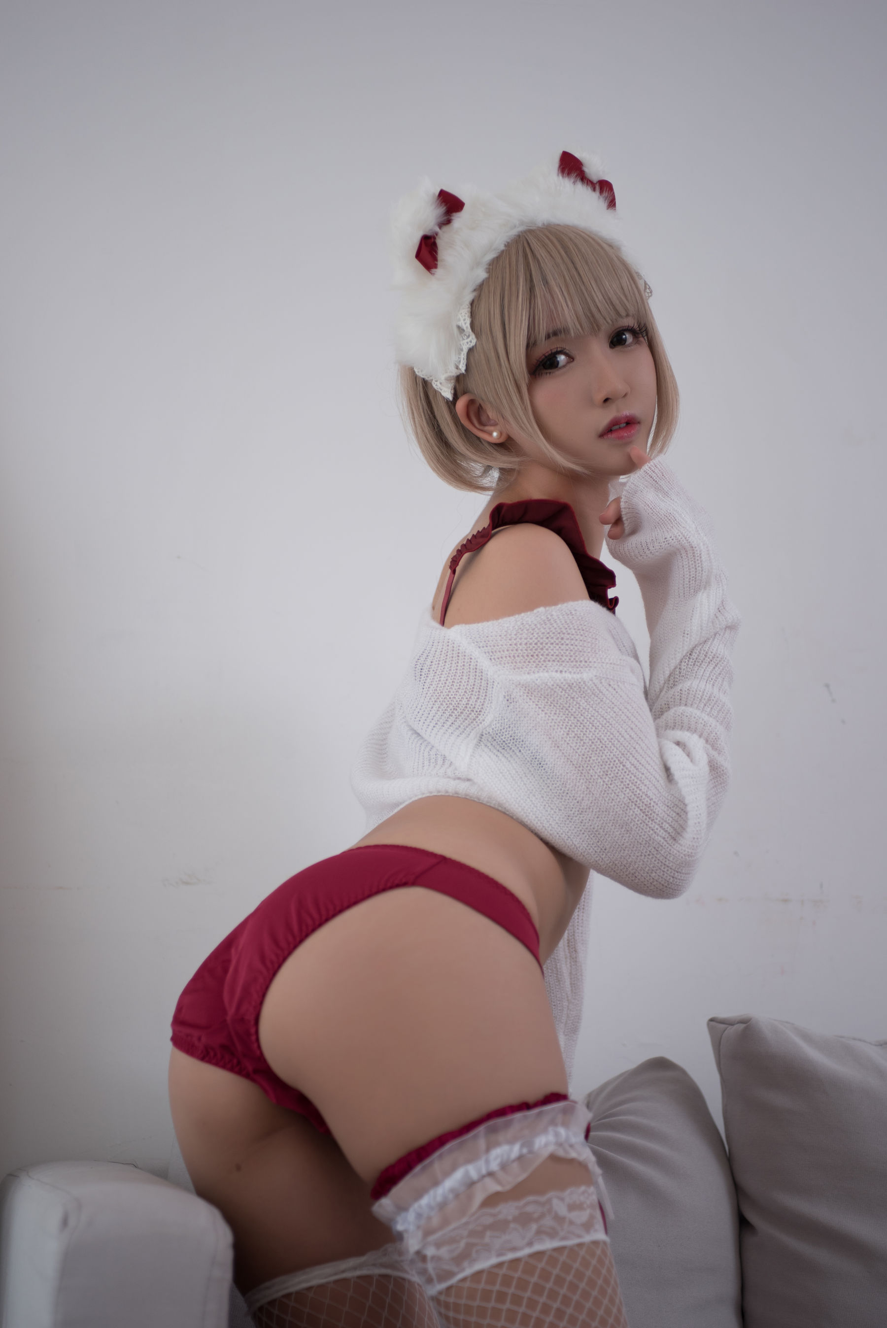 [萝莉COS] 鳗鱼霏儿 – 兽耳 圣诞白网袜 [18P] - 秀人网免费无水印在线套图写真