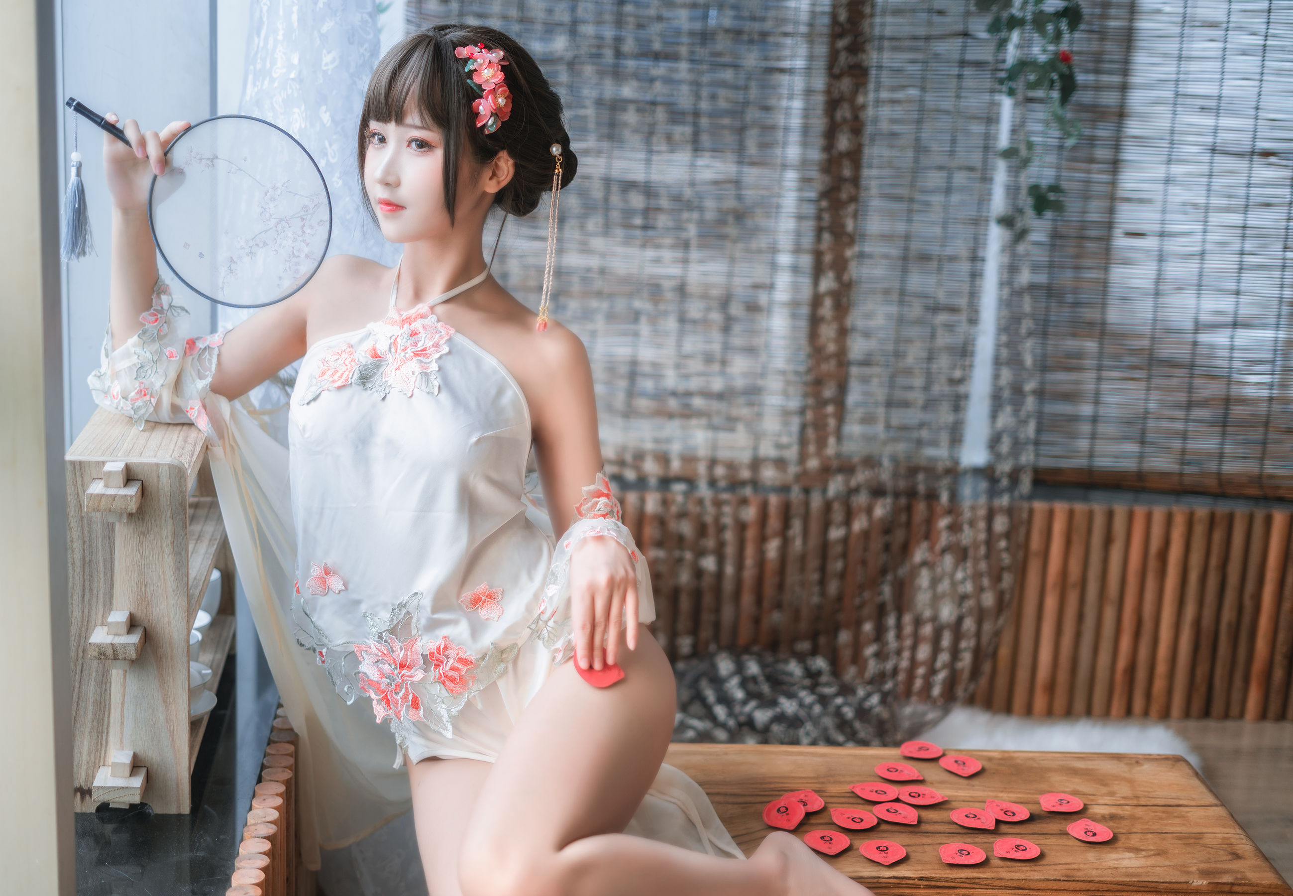 微博妹子三度_69 – 肚兜 [28P] - 秀人网免费无水印在线套图写真