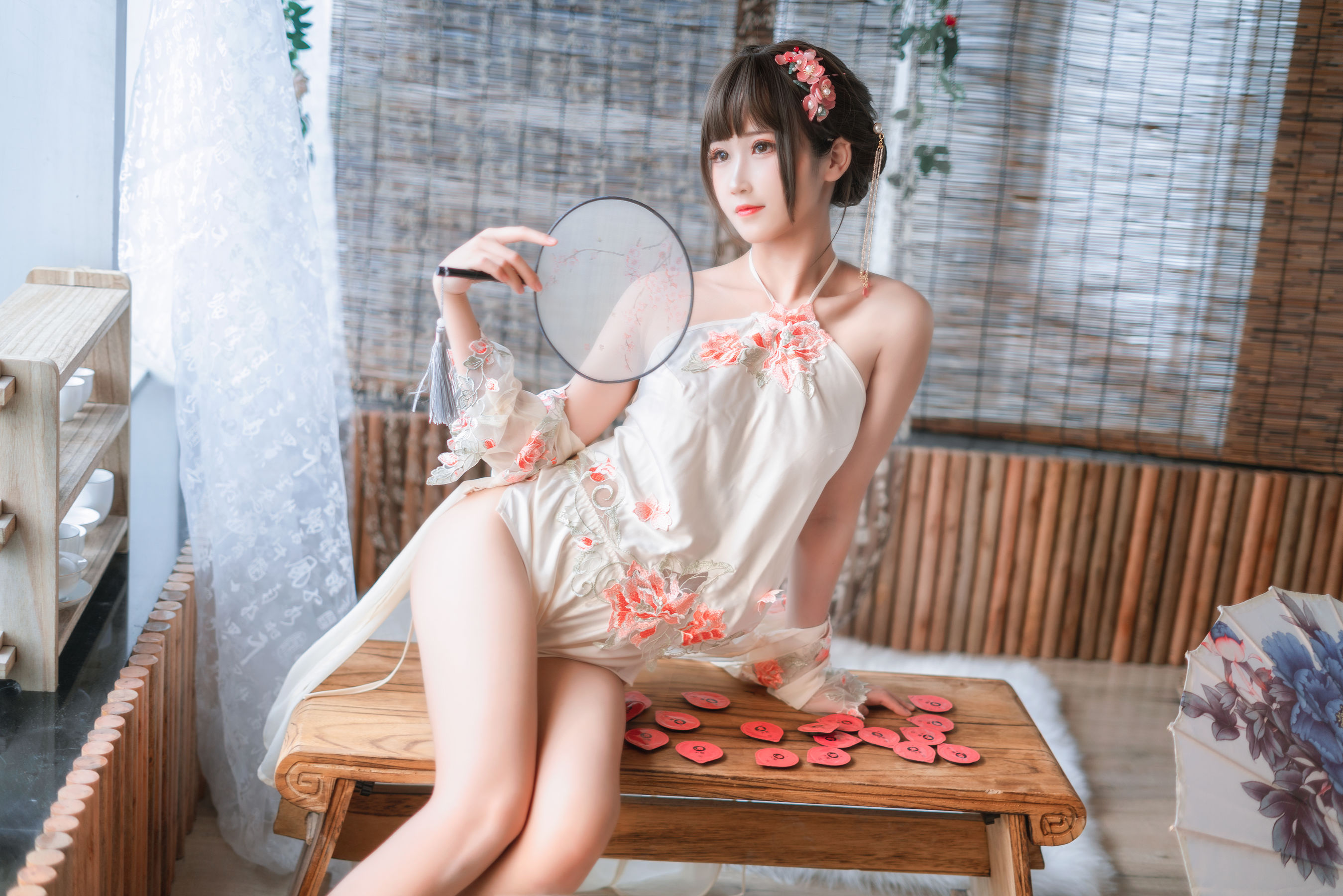 微博妹子三度_69 – 肚兜 [28P] - 秀人网免费无水印在线套图写真