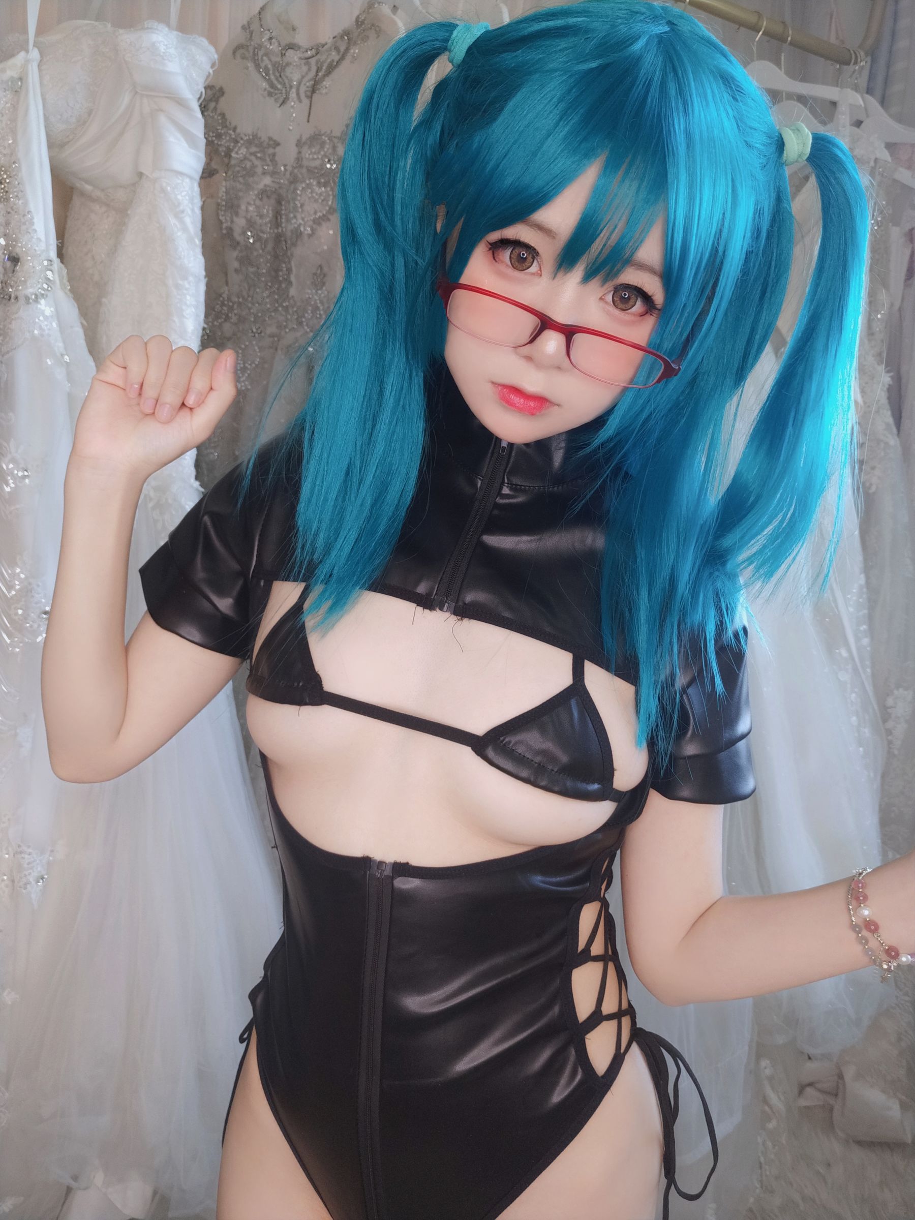 萌妹子Coser摇摇乐yoyo fantia 皮衣少女 [56P] - 秀人网免费无水印在线套图写真