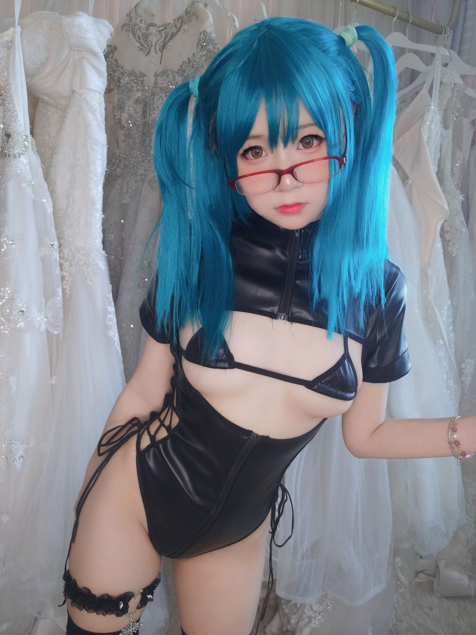 萌妹子Coser摇摇乐yoyo fantia 皮衣少女 [56P] - 秀人网免费无水印在线套图写真