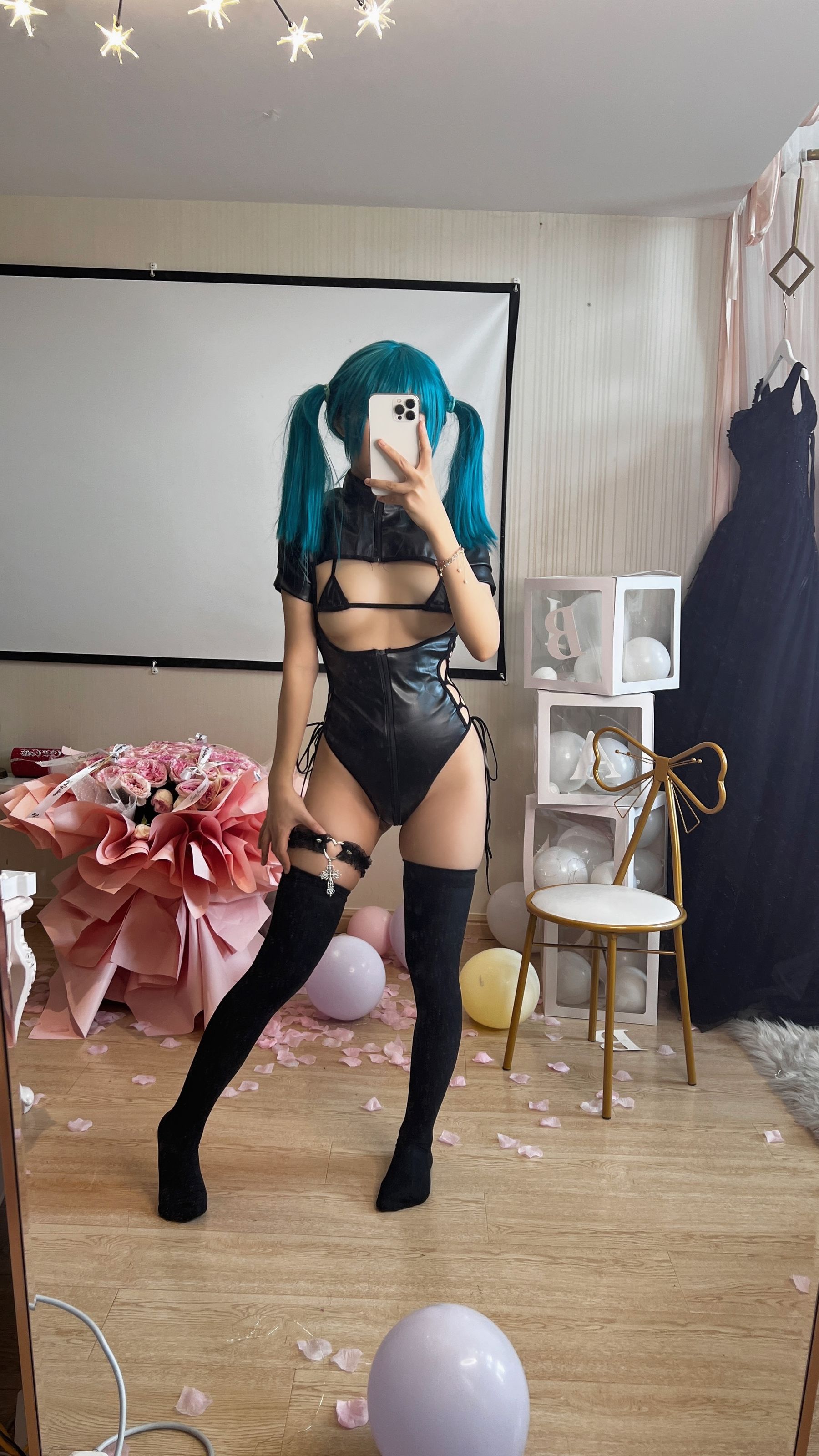 萌妹子Coser摇摇乐yoyo fantia 皮衣少女 [56P] - 秀人网免费无水印在线套图写真