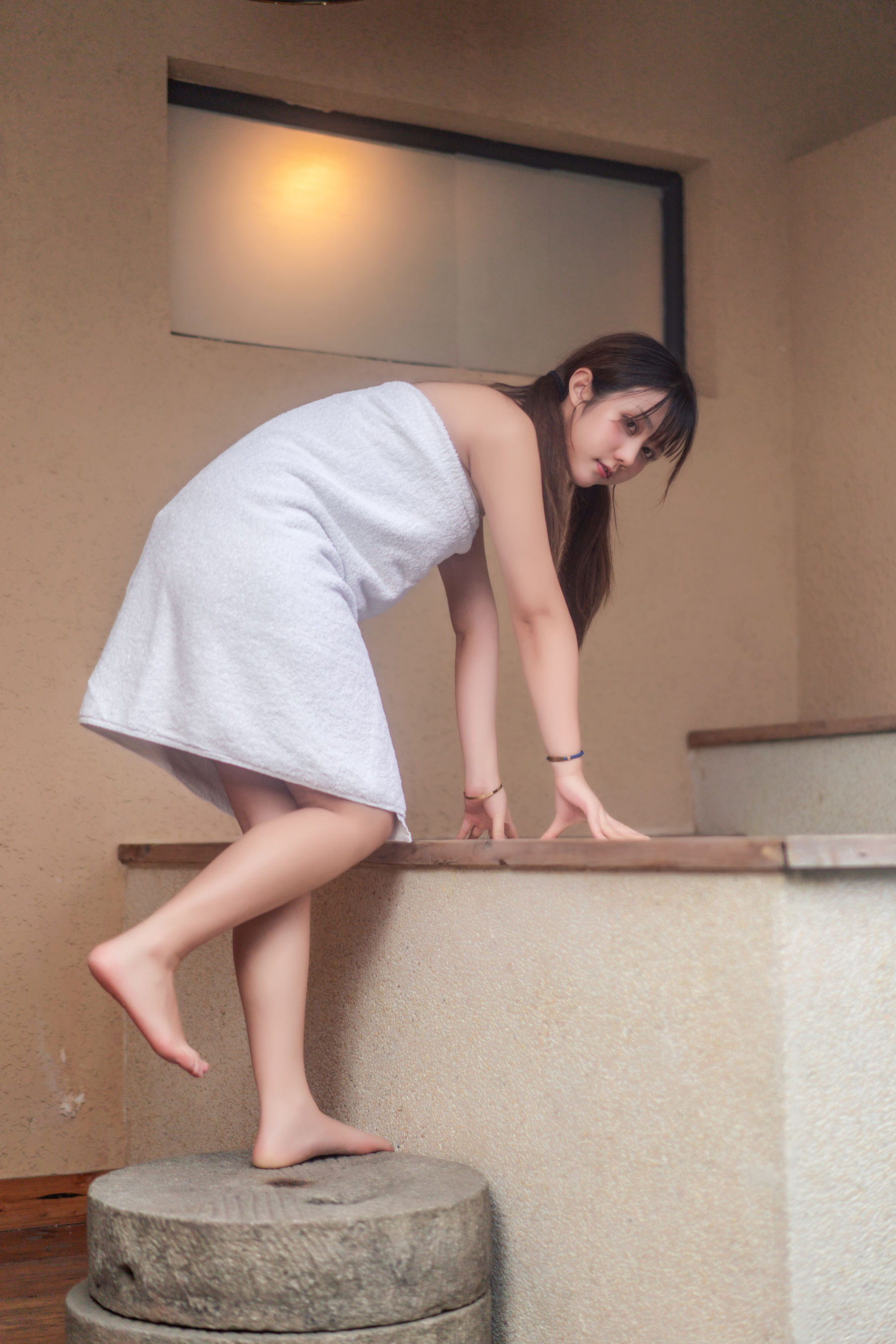 微博福利姬镜酱 私奔之温泉 [28P] - 秀人网免费无水印在线套图写真