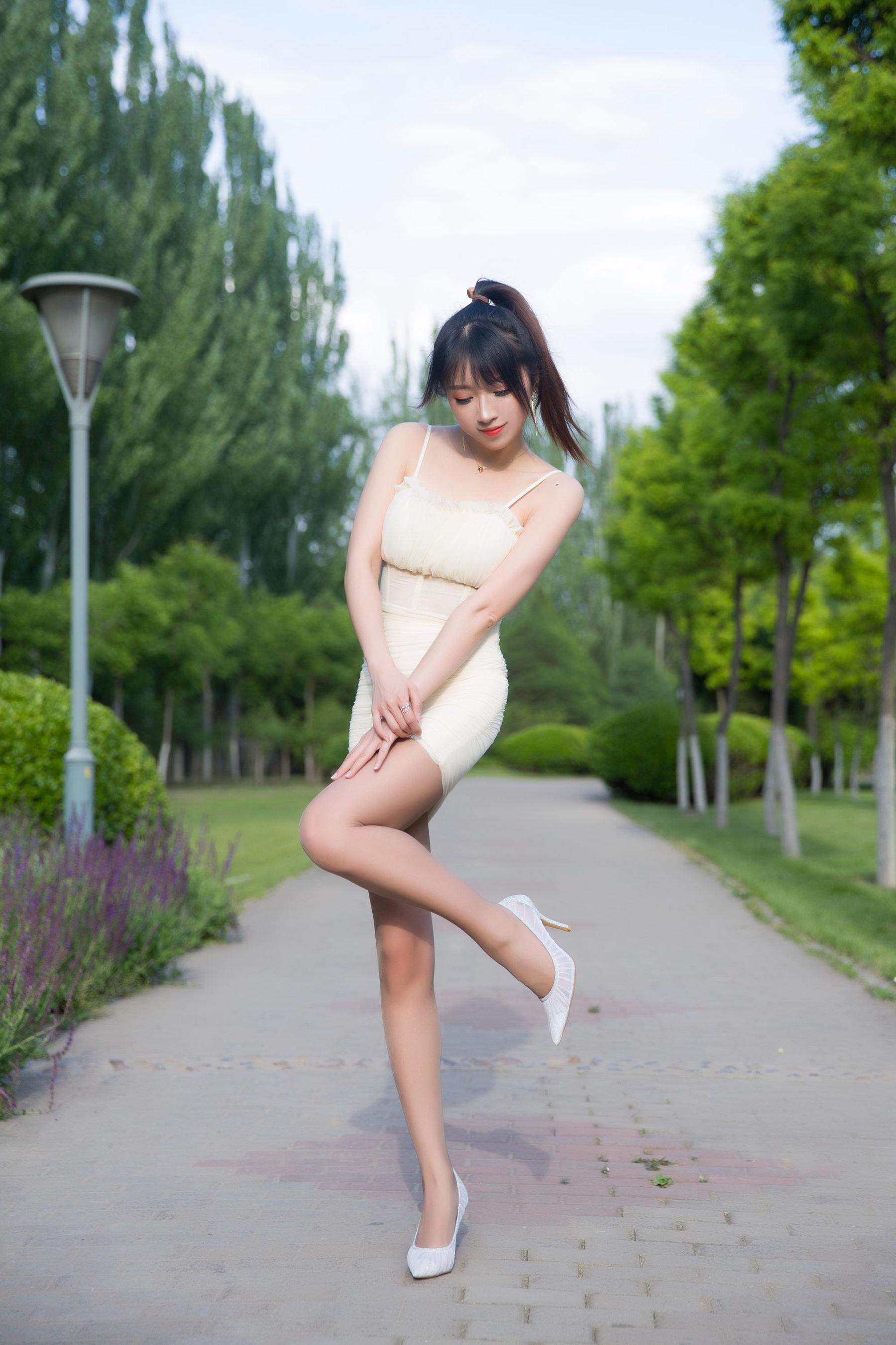 斗鱼主播小女巫露娜 – 户外小米裙 [79P] - 秀人网免费无水印在线套图写真