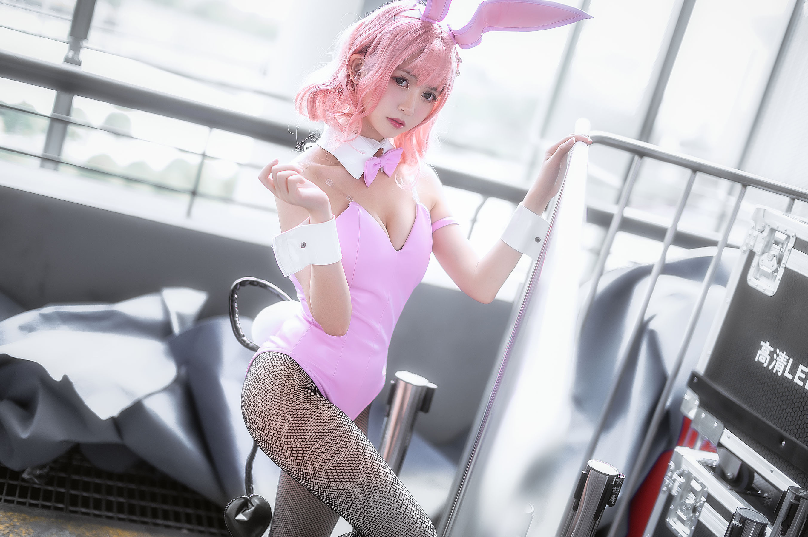 超人气Coser鳗鱼霏儿 粉红兔女郎 [18P] - 秀人网免费无水印在线套图写真