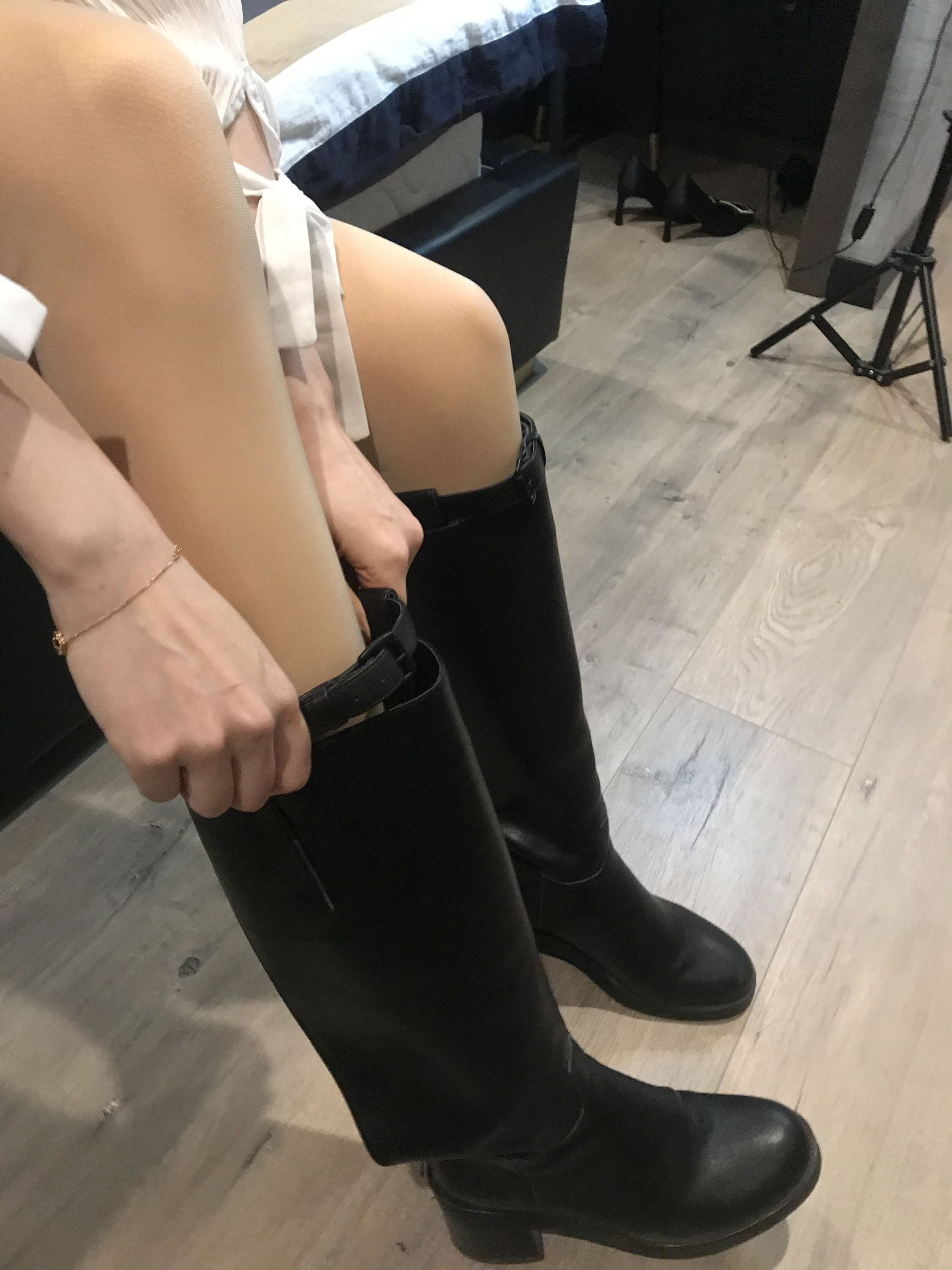 丝足博主麋鹿_Monroe 2020.03.02 皮裙肉丝 [40P] - 秀人网免费无水印在线套图写真