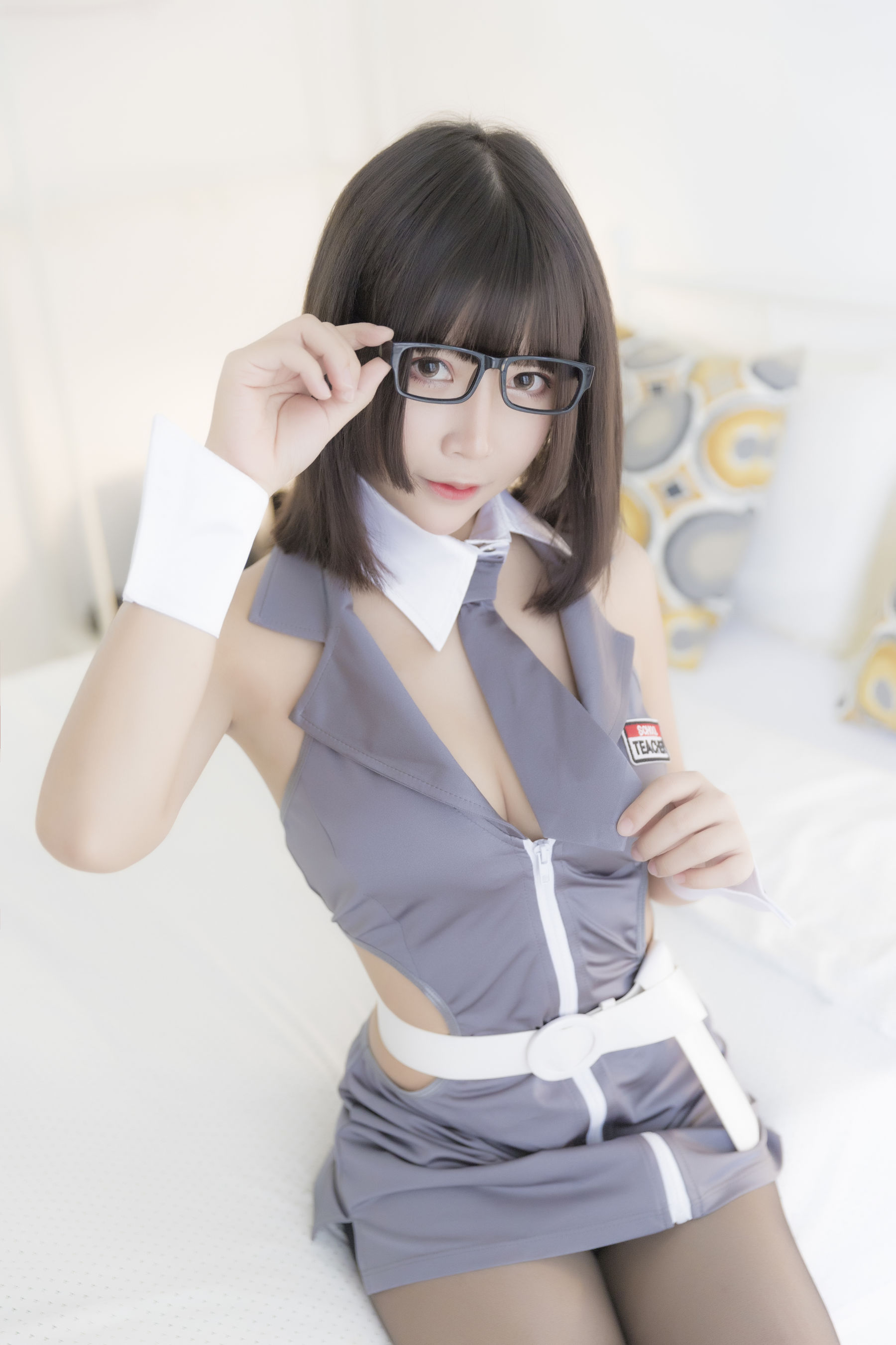 二次元妹子抱走莫子aa 黑丝制服 [45P] - 秀人网免费无水印在线套图写真