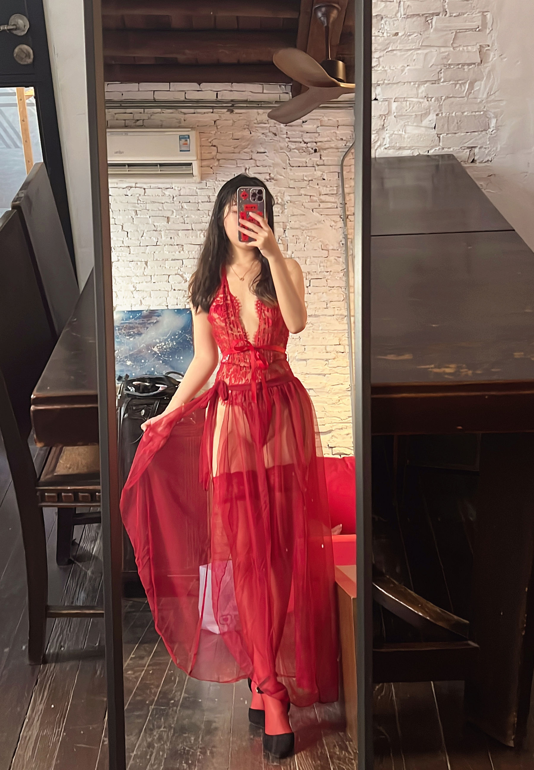 微博人气Coser不呆猫 – 霸气红色人妻 [57P] - 秀人网免费无水印在线套图写真