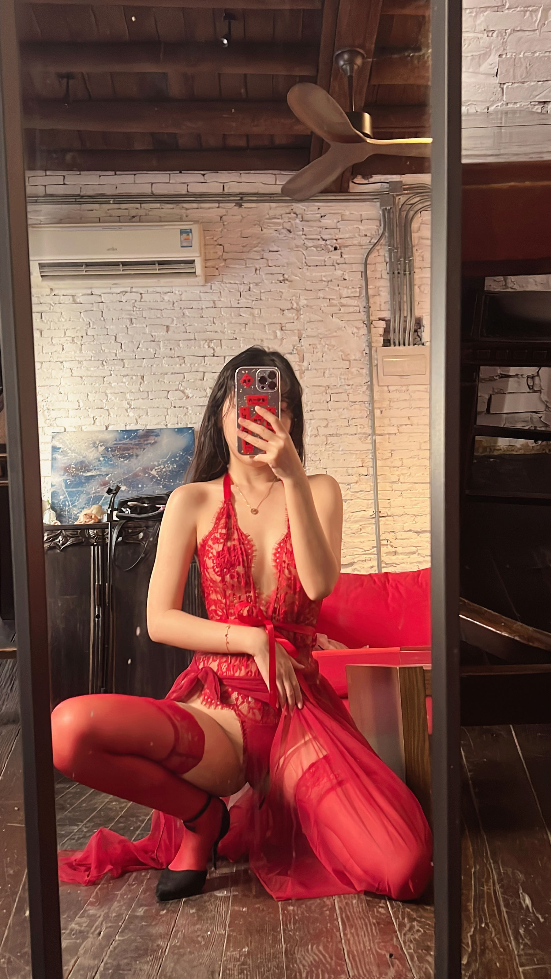 微博人气Coser不呆猫 – 霸气红色人妻 [57P] - 秀人网免费无水印在线套图写真